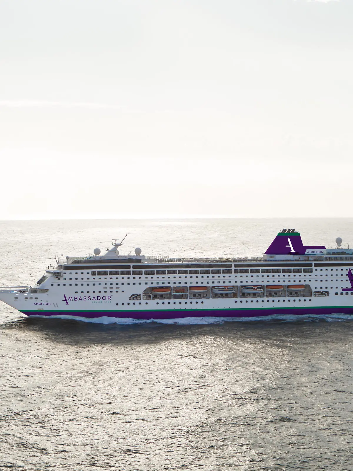 Das Kreuzfahrtschiff Ambition der Reederei Ambassador Cruise Line bei einer Fahrt
