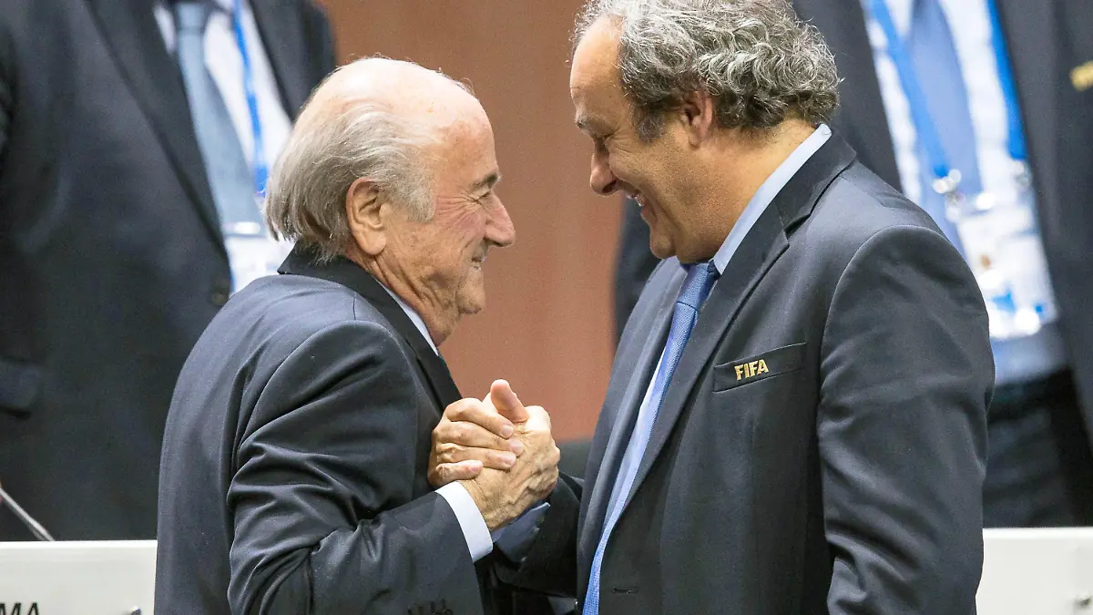 ARCHIV - 29.05.2015, Schweiz, Zürich: FIFA-Präsident Joseph Blatter (l) und UEFA-Präsident Michel Platini geben sich beim 65. FIFA Kongress in Zürich (Schweiz) die Hand. (zu dpa: "Prozess gegen Blatter und Platini: Bewährungsstrafen gefordert") Foto: Patrick B. Kraemer/epa/dpa +++ dpa-Bildfunk +++