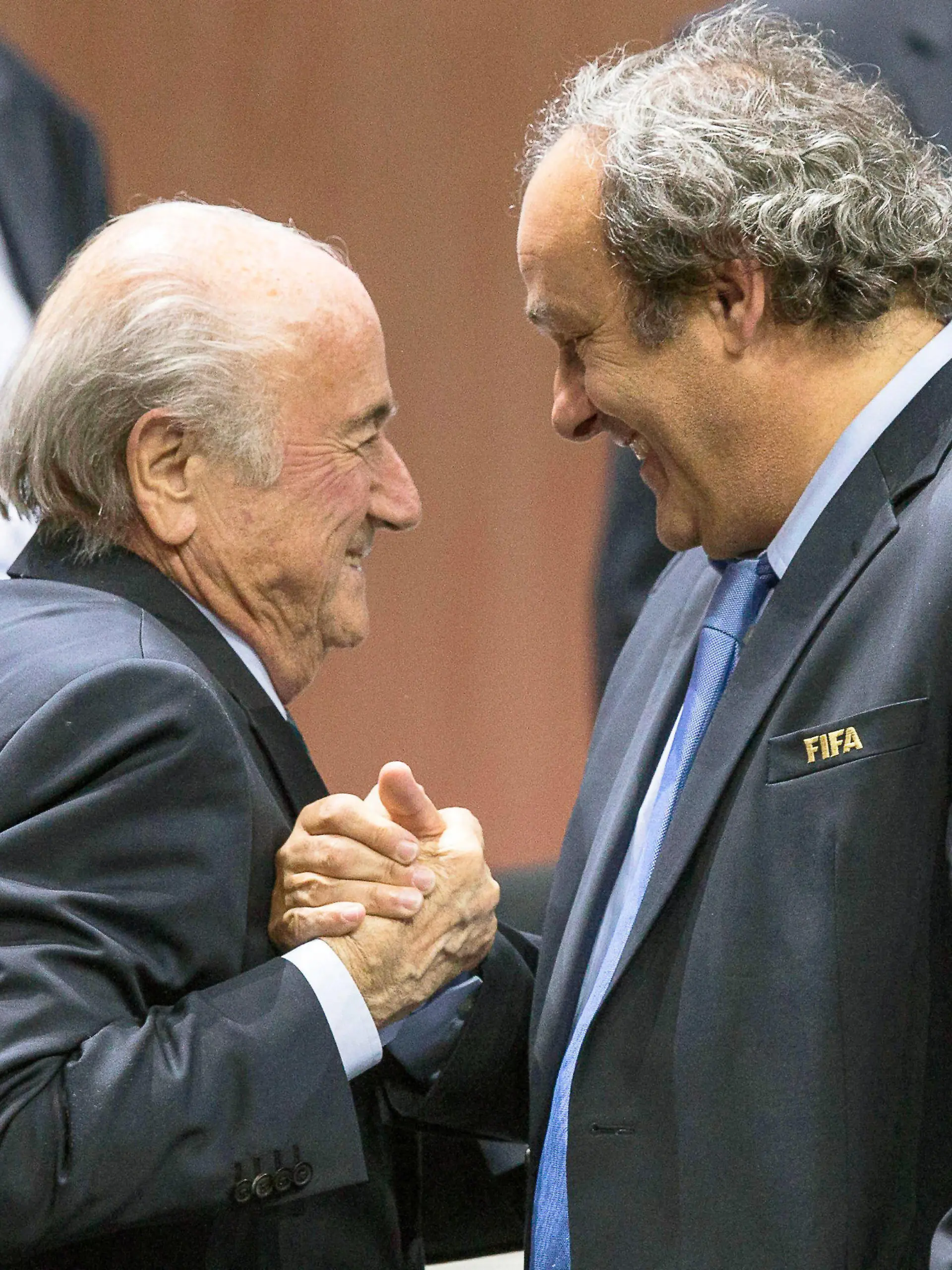 ARCHIV - 29.05.2015, Schweiz, Zürich: FIFA-Präsident Joseph Blatter (l) und UEFA-Präsident Michel Platini geben sich beim 65. FIFA Kongress in Zürich (Schweiz) die Hand. (zu dpa: "Prozess gegen Blatter und Platini: Bewährungsstrafen gefordert") Foto: Patrick B. Kraemer/epa/dpa +++ dpa-Bildfunk +++