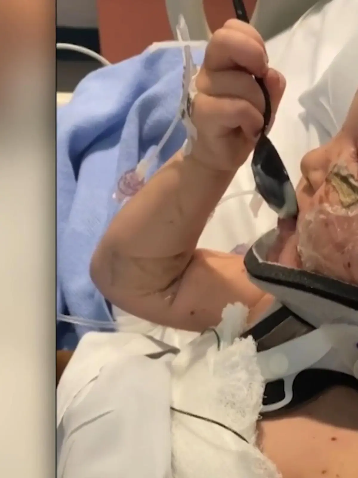 Die zweijährige Felicity aus Kalifornien wurde von ihren Familienwelpen angegriffen und übel zugerichtet. Innerhalb von zehn Minuten fielen sie über das kleine Mädchen her und verletzten es schwer. Mehr dazu im Video.