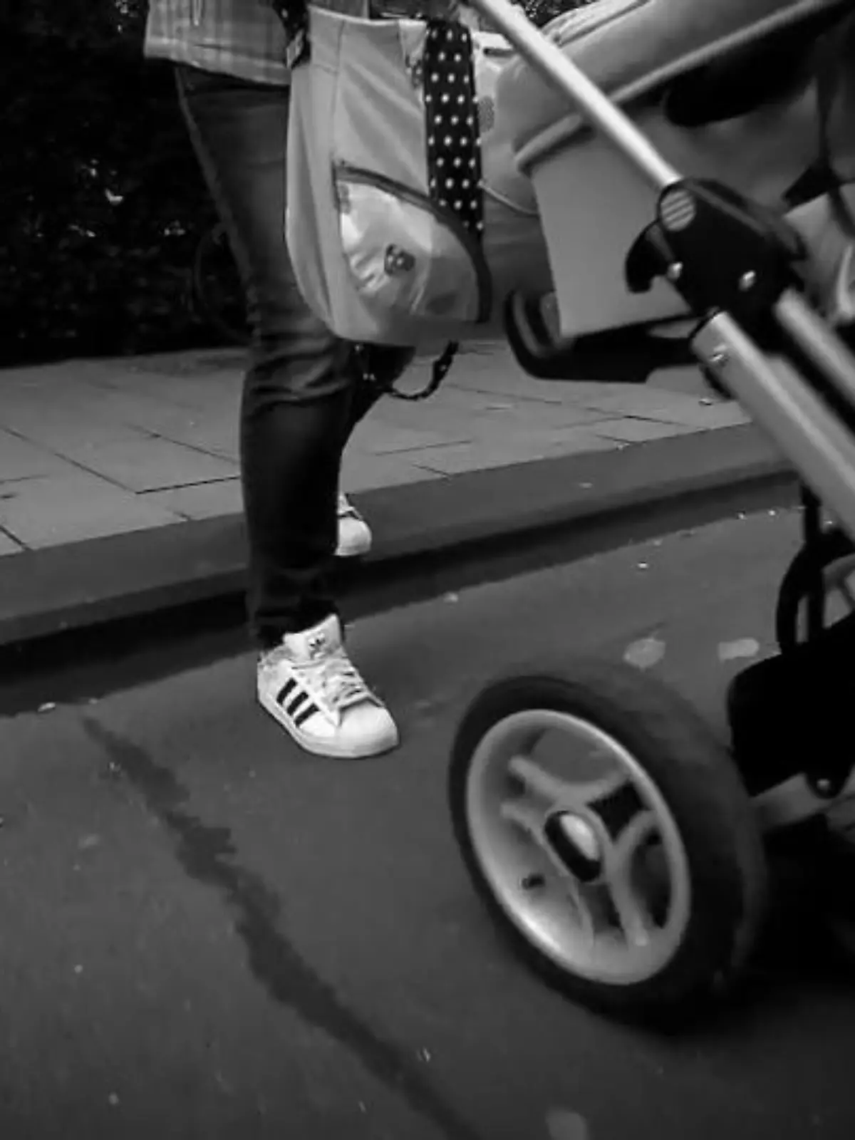 Bild zu: "Bustür klemmt Kinderwagen ein"