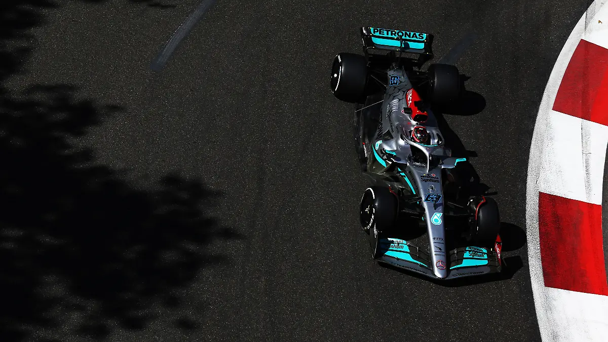 BAKU, AZERBAIJAN - JUNE 12: George Russell of Great Britain driving the (63) Mercedes AMG Petronas F1 Team W13 on track during the F1 Grand Prix of Azerbaijan at Baku City Circuit on June 12, 2022 in Baku, Azerbaijan. (Photo by Clive Rose/Getty Images)