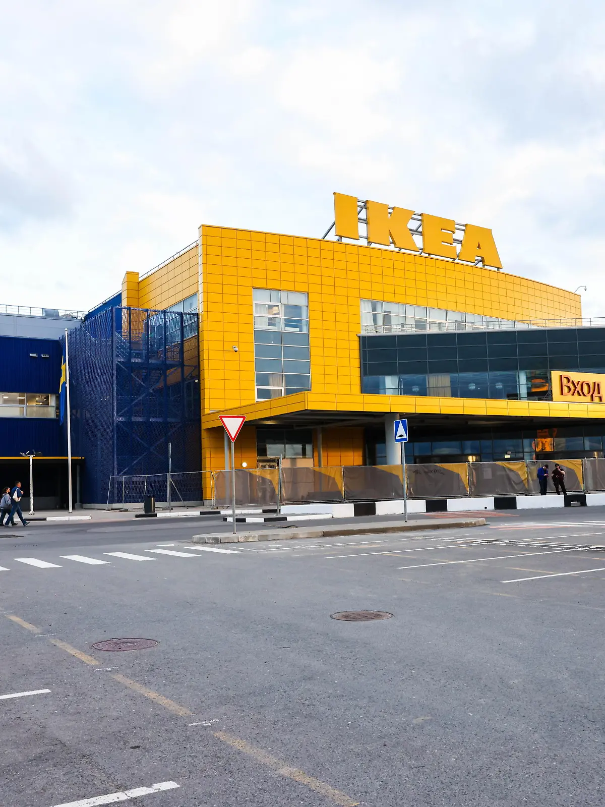 DIESES FOTO WIRD VON DER RUSSISCHEN STAATSAGENTUR TASS ZUR VERFÜGUNG GESTELLT. [MOSCOW REGION, RUSSIA - JUNE 15, 2022: A view of an Ikea store in Khimki. On June 15, the Ikea furniture retail company said that it would scale down operations in Russia, sell four Russian factories and cut down staff. Ikea paused its retail business in Russia on March 4. Valery Stepchenkov/TASS]