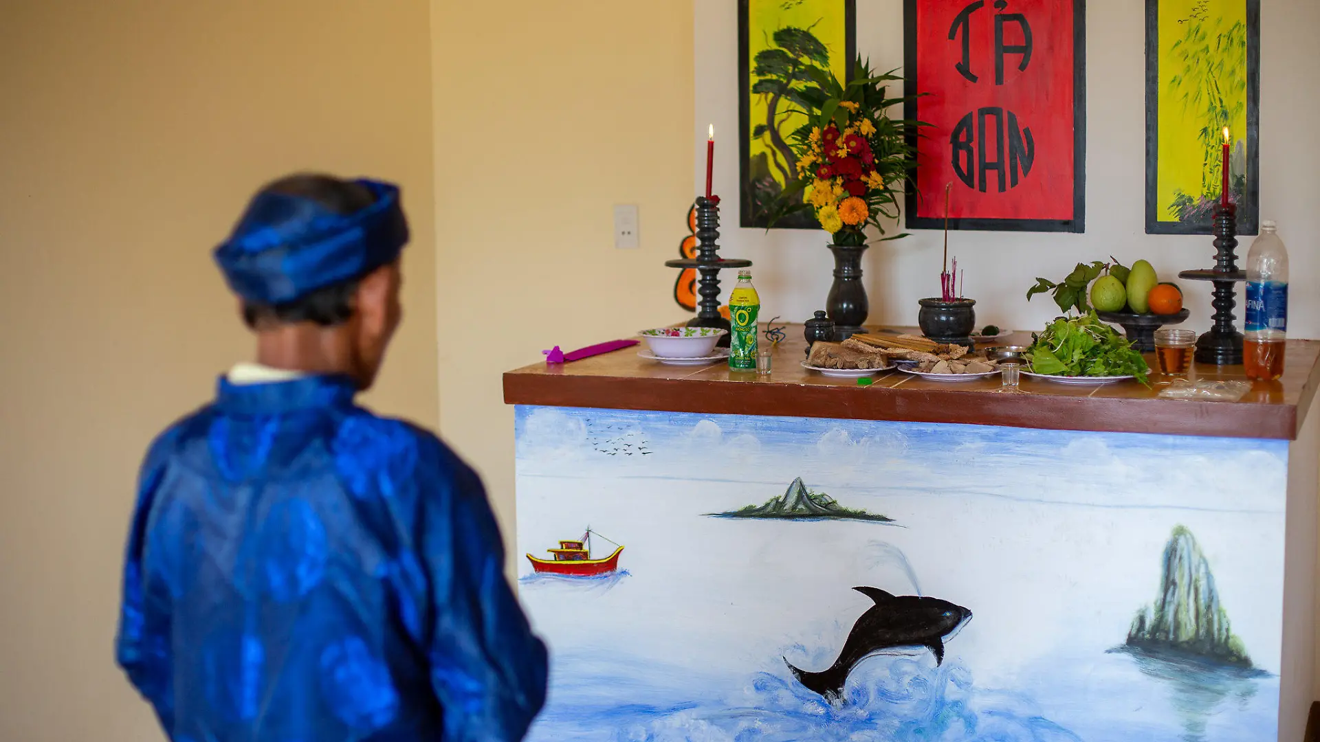 PRODUKTION - 02.03.2021, Vietnam, Tam Hai: Ein Gläubiger betet vor einem Altar mit dem Bild eines Wals während des Walanbetungsfestes in Tam Hai.   (zu dpa: «Schutz aus den Tiefen des Ozeans: Die Wal-Götter von Vietnam») Foto: Chris Humphrey/dpa +++ dpa-Bildfunk +++