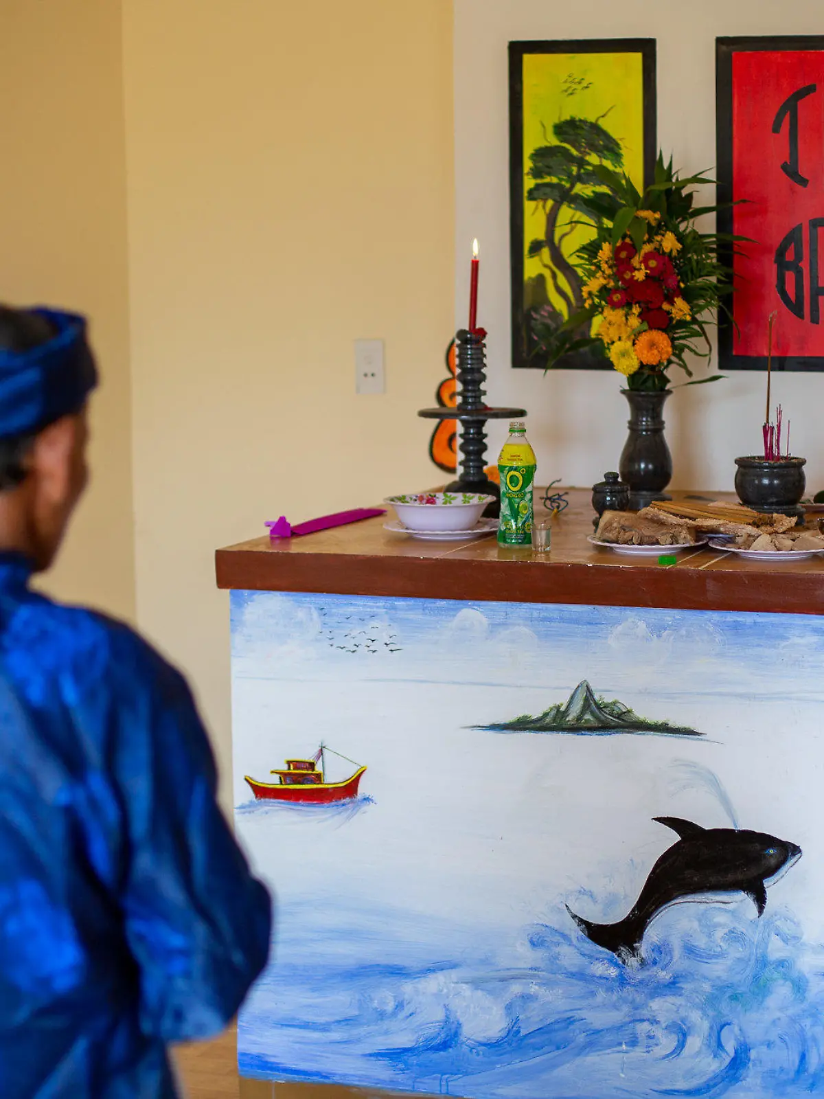 PRODUKTION - 02.03.2021, Vietnam, Tam Hai: Ein Gläubiger betet vor einem Altar mit dem Bild eines Wals während des Walanbetungsfestes in Tam Hai.   (zu dpa: «Schutz aus den Tiefen des Ozeans: Die Wal-Götter von Vietnam») Foto: Chris Humphrey/dpa +++ dpa-Bildfunk +++