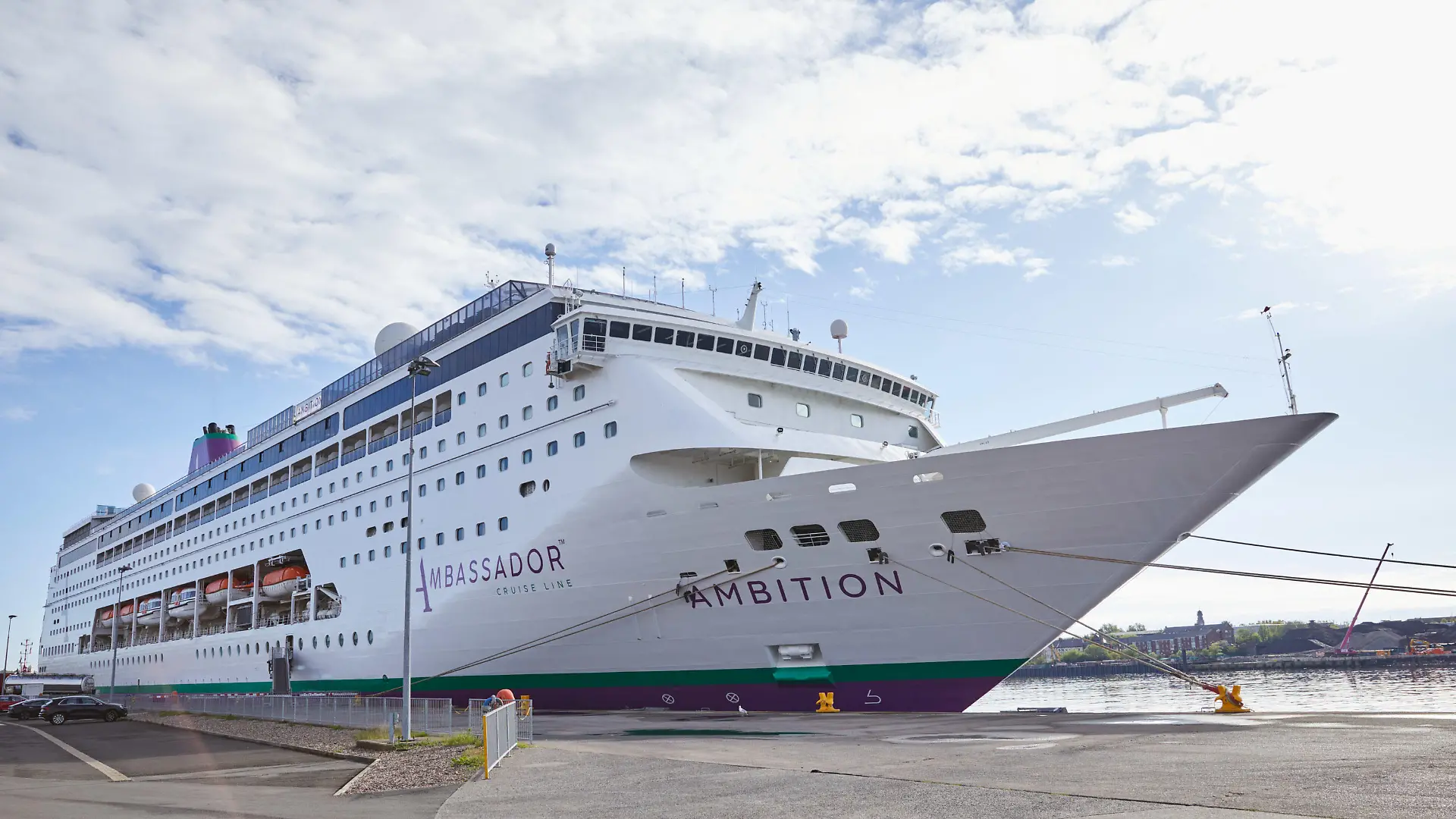Das Kreuzfahrtschiff Ambition der Ambassador Cruise Line liegt im Hafen von Tyne in Großbritannien.