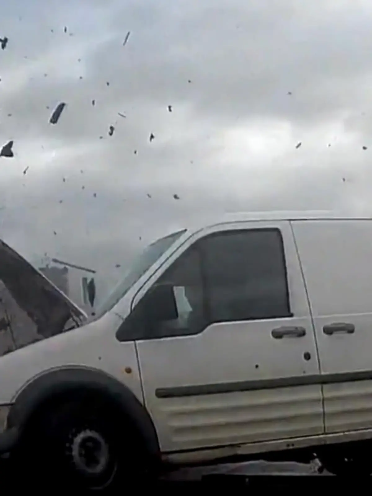 Erschütternde Dashcam-Aufnahmen zeigen einen Frontalcrash. Dabei stirbt ein 75-Jähriger aus dem Süden Englands. Ein Lieferwagen fährt in den Gegenverkehr und übersieht ein entgegen kommendes Auto.