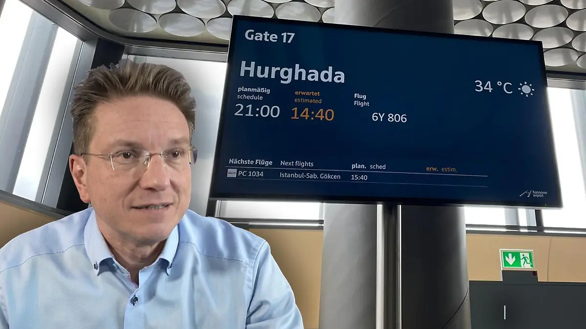 Ralf Benkö und Flughafen-Anzeigetafel