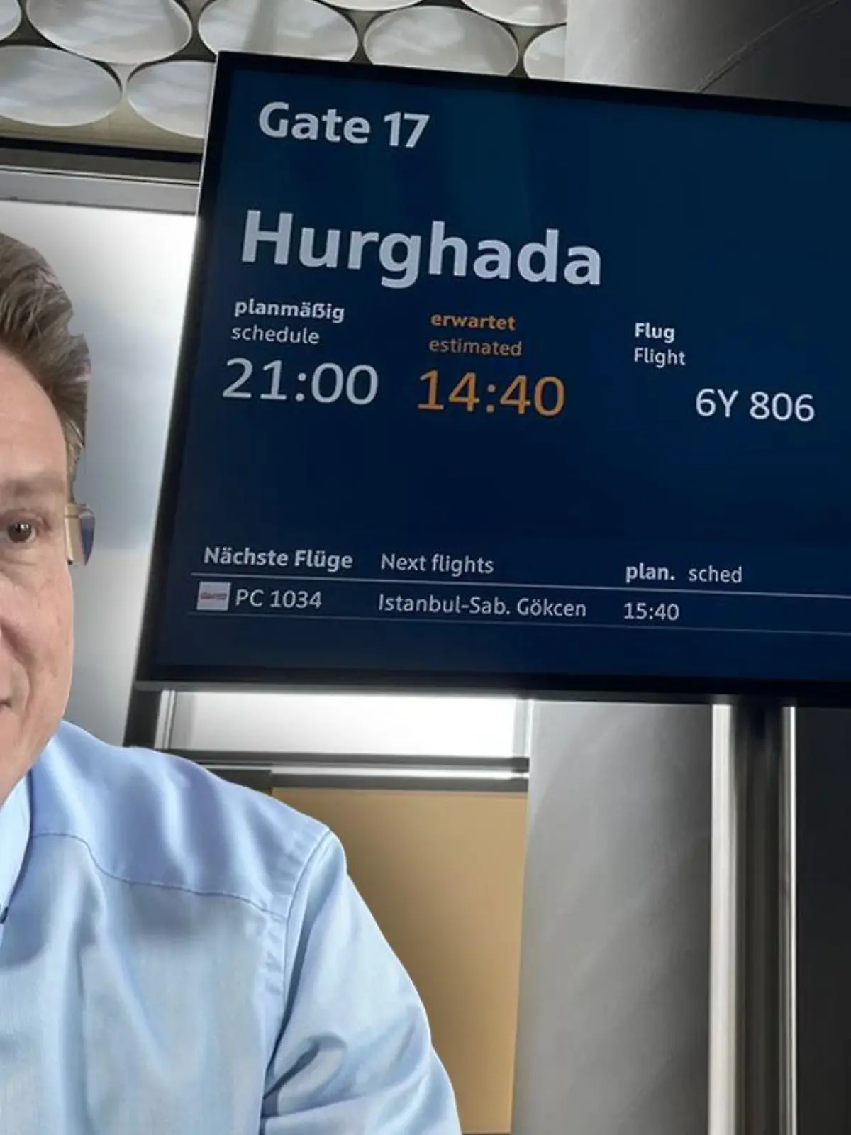 Ralf Benkö und Flughafen-Anzeigetafel