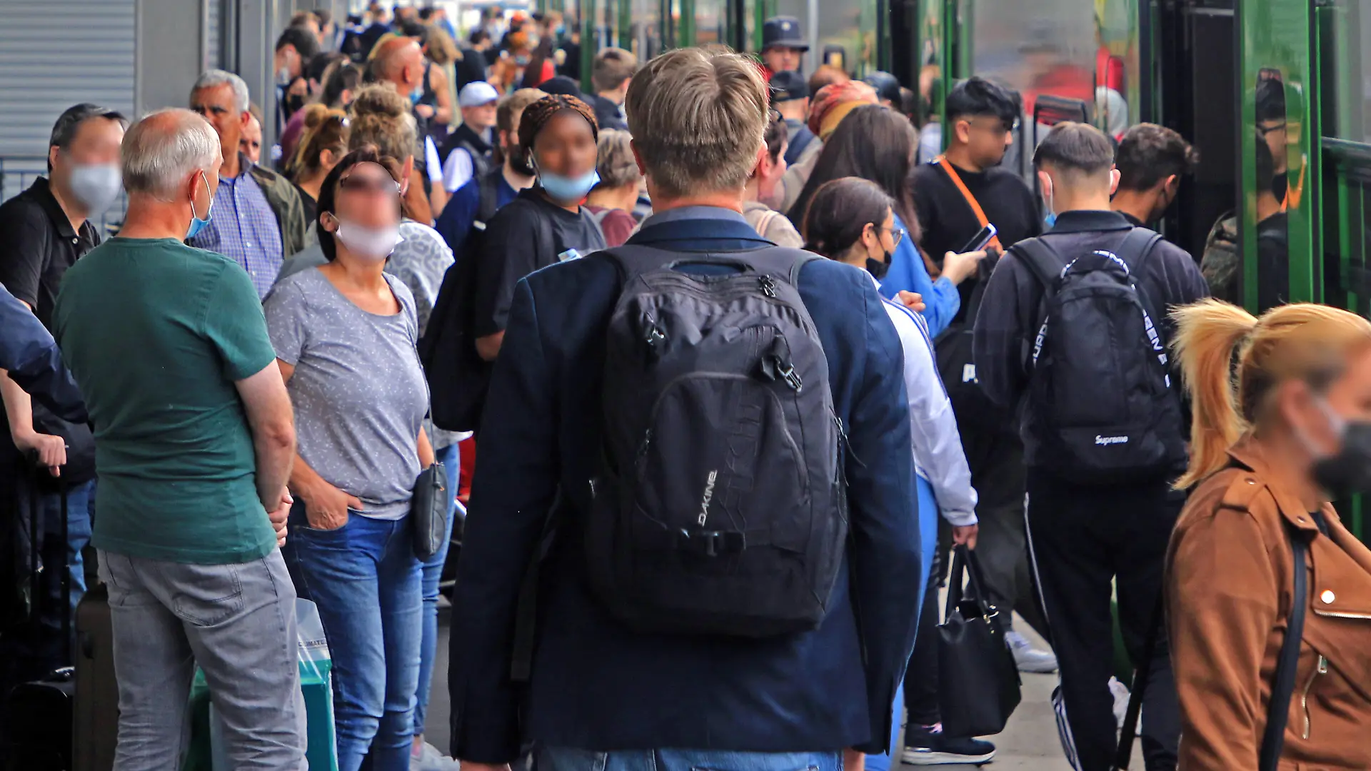  News Bilder des Tages Andrang von Reisenden beim Start vom 9 Euro Ticket BEARBEITET LT. DSGVO: Zum Start des 9 Euro Tickets stürmten zahllose Reisenden am Essener Hauptbahnhof die Züge. Es kam zu zum Teil massiven Verspätungen und auch Ausfällen. Essen Nordrhein-Westfalen Deutschland Hauptbahnhof *** Crowd of travelers at the start of the 9 Euro Ticket EDITED LT DSGVO At the start of the 9 Euro Ticket, countless travelers stormed the trains at Essen Central Station There were some massive delays and also cancellations Essen North Rhine Westphalia Germany Central Station