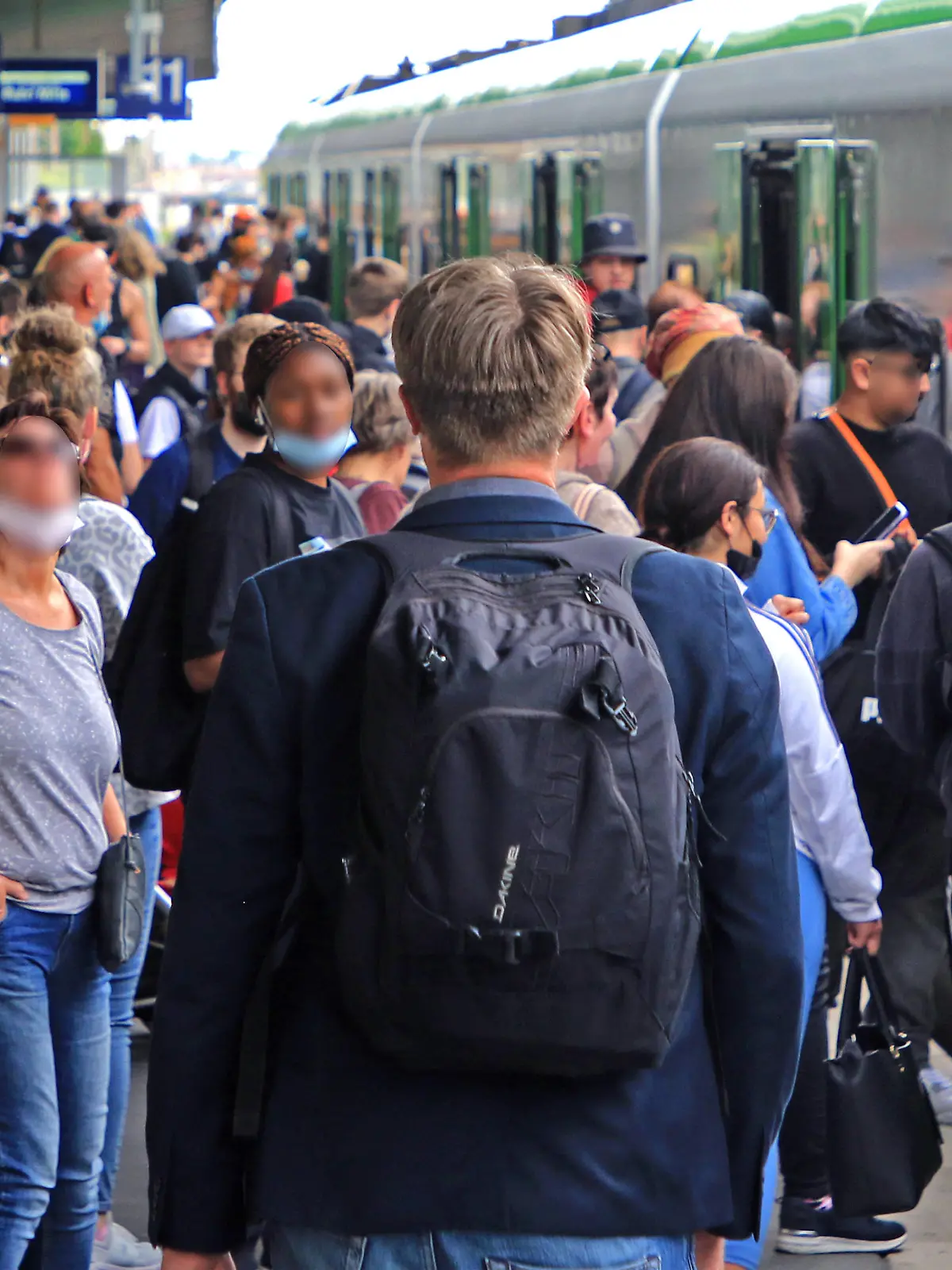  News Bilder des Tages Andrang von Reisenden beim Start vom 9 Euro Ticket BEARBEITET LT. DSGVO: Zum Start des 9 Euro Tickets stürmten zahllose Reisenden am Essener Hauptbahnhof die Züge. Es kam zu zum Teil massiven Verspätungen und auch Ausfällen. Essen Nordrhein-Westfalen Deutschland Hauptbahnhof *** Crowd of travelers at the start of the 9 Euro Ticket EDITED LT DSGVO At the start of the 9 Euro Ticket, countless travelers stormed the trains at Essen Central Station There were some massive delays and also cancellations Essen North Rhine Westphalia Germany Central Station
