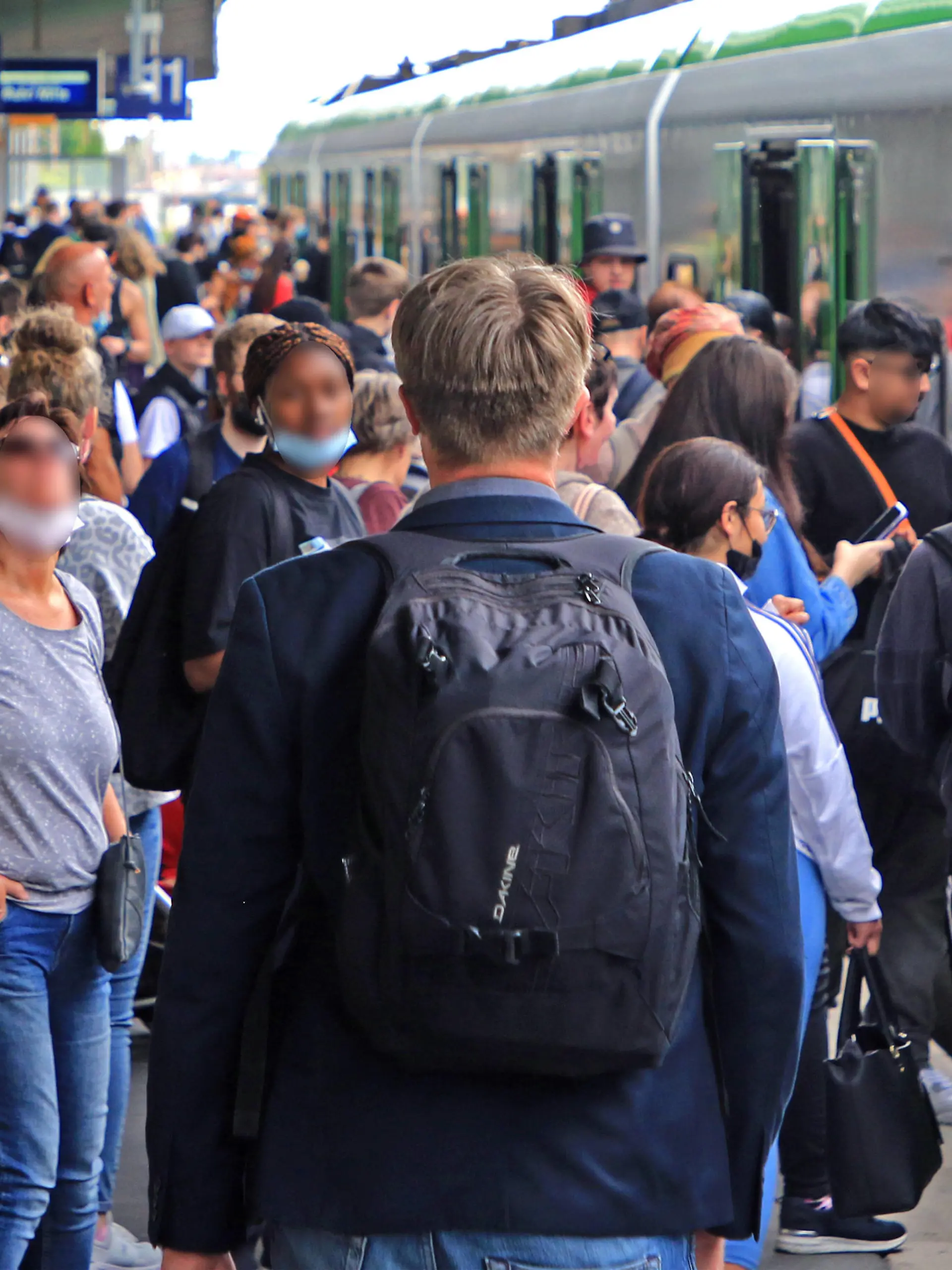  News Bilder des Tages Andrang von Reisenden beim Start vom 9 Euro Ticket BEARBEITET LT. DSGVO: Zum Start des 9 Euro Tickets stürmten zahllose Reisenden am Essener Hauptbahnhof die Züge. Es kam zu zum Teil massiven Verspätungen und auch Ausfällen. Essen Nordrhein-Westfalen Deutschland Hauptbahnhof *** Crowd of travelers at the start of the 9 Euro Ticket EDITED LT DSGVO At the start of the 9 Euro Ticket, countless travelers stormed the trains at Essen Central Station There were some massive delays and also cancellations Essen North Rhine Westphalia Germany Central Station