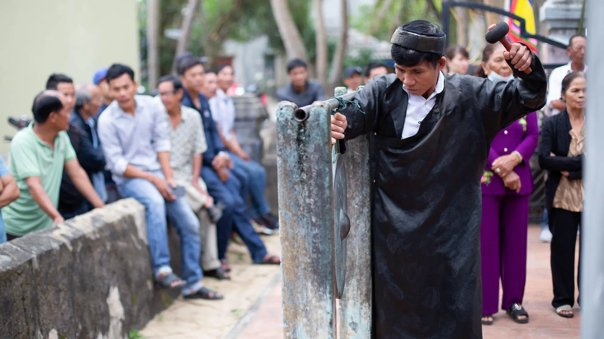 PRODUKTION - 02.03.2021, Vietnam, Tam Hai: Dorfbewohner in Tam Hai in Zentralvietnam nehmen an einem Fest zu Ehren der Geister der Wale teil.   (zu dpa: «Schutz aus den Tiefen des Ozeans: Die Wal-Götter von Vietnam») Foto: Chris Humphrey/dpa +++ dpa-Bildfunk +++