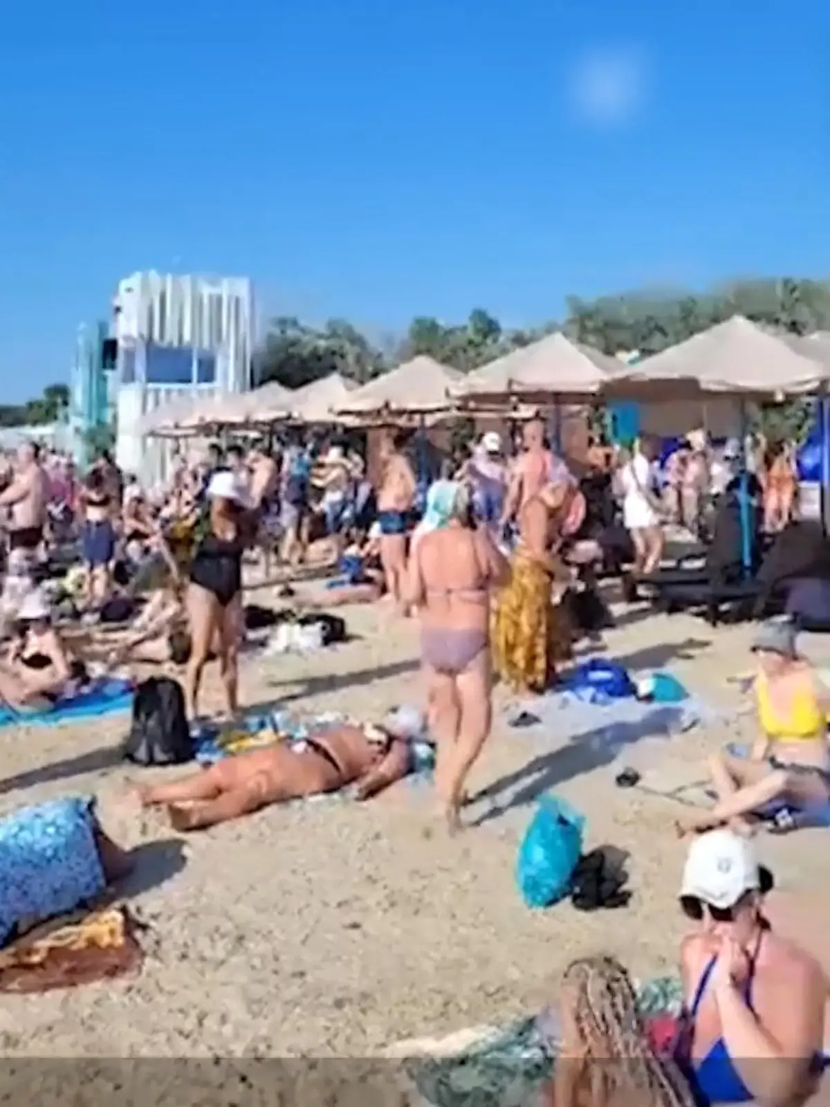 Sommer, Sonne, Sonnenschein - das Motto gilt für viele Russen auch jetzt, in Zeiten des Krieges. Ein russischer Tourist hat dieses Video am Strand von Anapa, in der Region Krasnodar gedreht und ins Netz gestellt. 
Von diesem Strand aus, sind es nur 200 Kilometer Luftlinie bis ins umkämpfte Mariupol in der Ukraine. Doch viele Tausend Menschen lässt das offenbar ganz kalt. Sie wollen einfach nur Ferien machen - und das massenhaft. Die meisten müssen sich im Stehen sonnen, so wenig Platz ist an diesem Strand in Anapa. Bis zur Krim sind es auch nur 100 Kilometer.