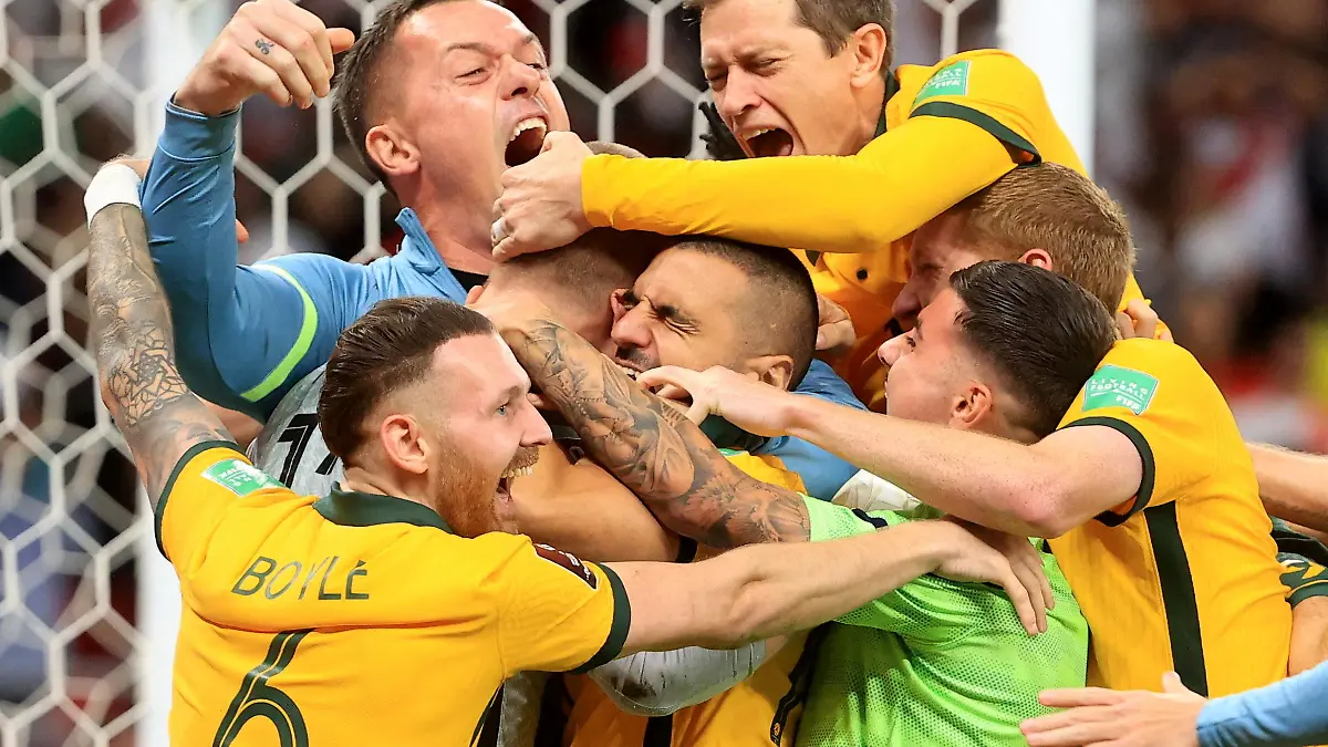 Soccer Football - FIFA World Cup Qualifier - Australia v Peru - Al Rayyan Stadium, Al Rayyan, Qatar - June 13, 2022 Australia's Andrew Redmayne and teammates celebrate after qualifying to the FIFA World Cup REUTERS/Mohammed Dabbous     TPX IMAGES OF THE DAY