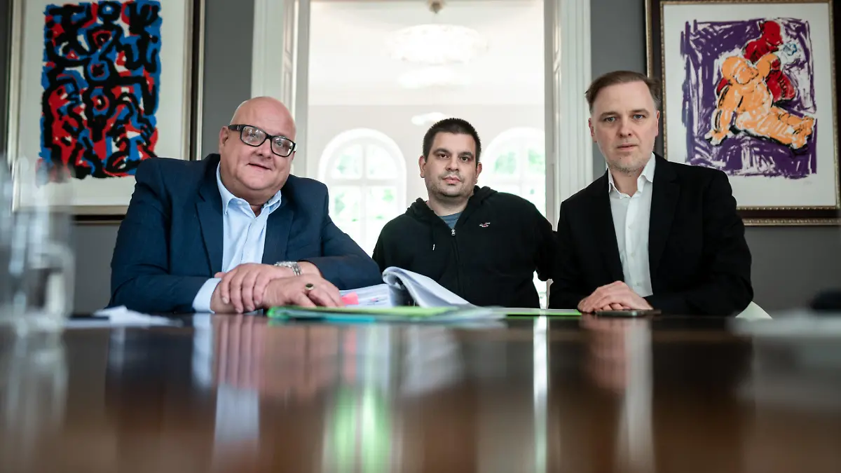 Rechtsanwalt Dirk Giesen, Mandant Alexander B. und Rechtsanwalt Burkhard Benecken (l-r) sitzen in einer Kanzlei in Wesel. Audi hatte im vergangenen Jahr eine Unternehmensrichtlinie zu gendersensibler Sprache erlassen. Der Mitarbeiter des Mutterkonzerns VW, der beruflich mit Audi-Kollegen zusammenarbeitet, stört sich daran, dass dadurch in der Kommunikation mit ihm Gender-Formen wie der Unterstrich («Mitarbeiter_innen») genutzt werden sollen. Er sieht hierin eine Verletzung seines allgemeinen Persönlichkeitsrechts und hat Klage eingereicht.