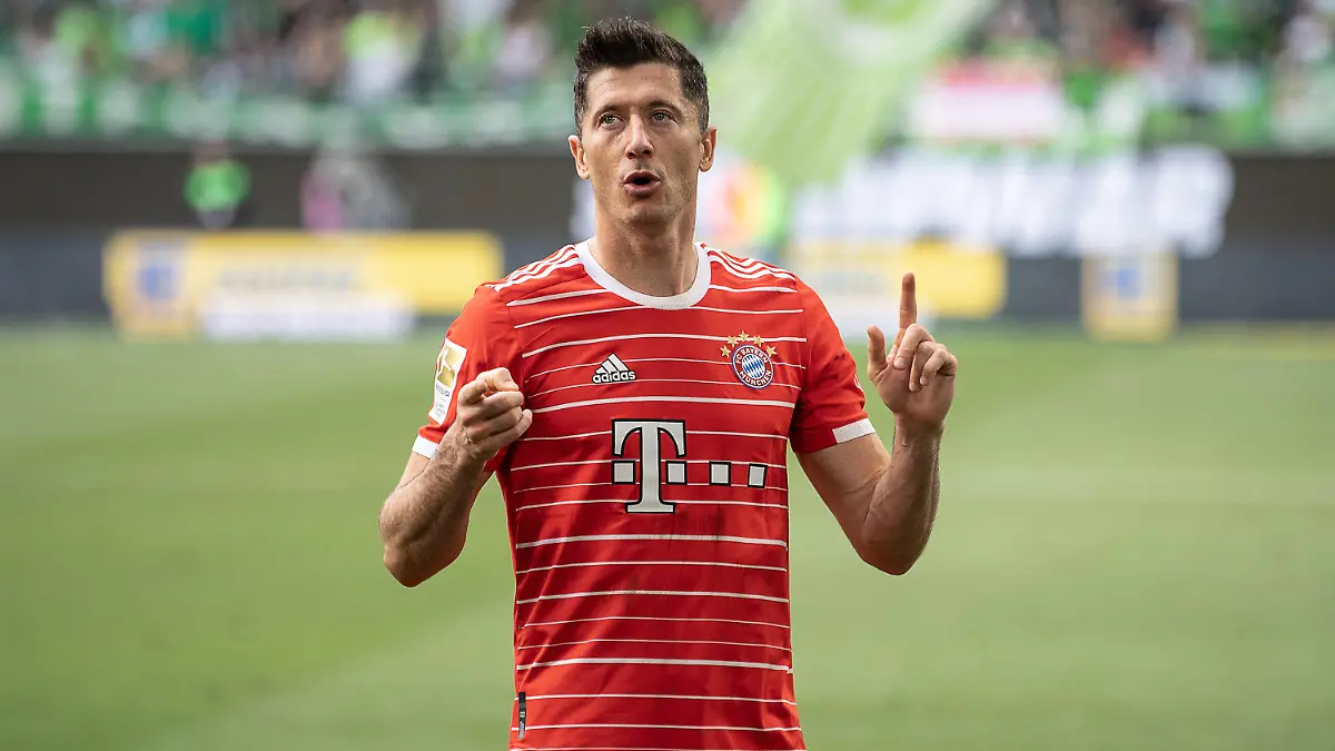ARCHIV - 14.05.2022, Niedersachsen, Wolfsburg: Fußball: Bundesliga, VfL Wolfsburg - Bayern München, 34. Spieltag, Volkswagen Arena. Münchens Robert Lewandowski steht nach dem Spiel auf dem Platz. (zu dpa: «Lewandowski erneuert Wechselwunsch: «Ich will mehr Emotionen»») Foto: Swen Pförtner/dpa +++ dpa-Bildfunk +++