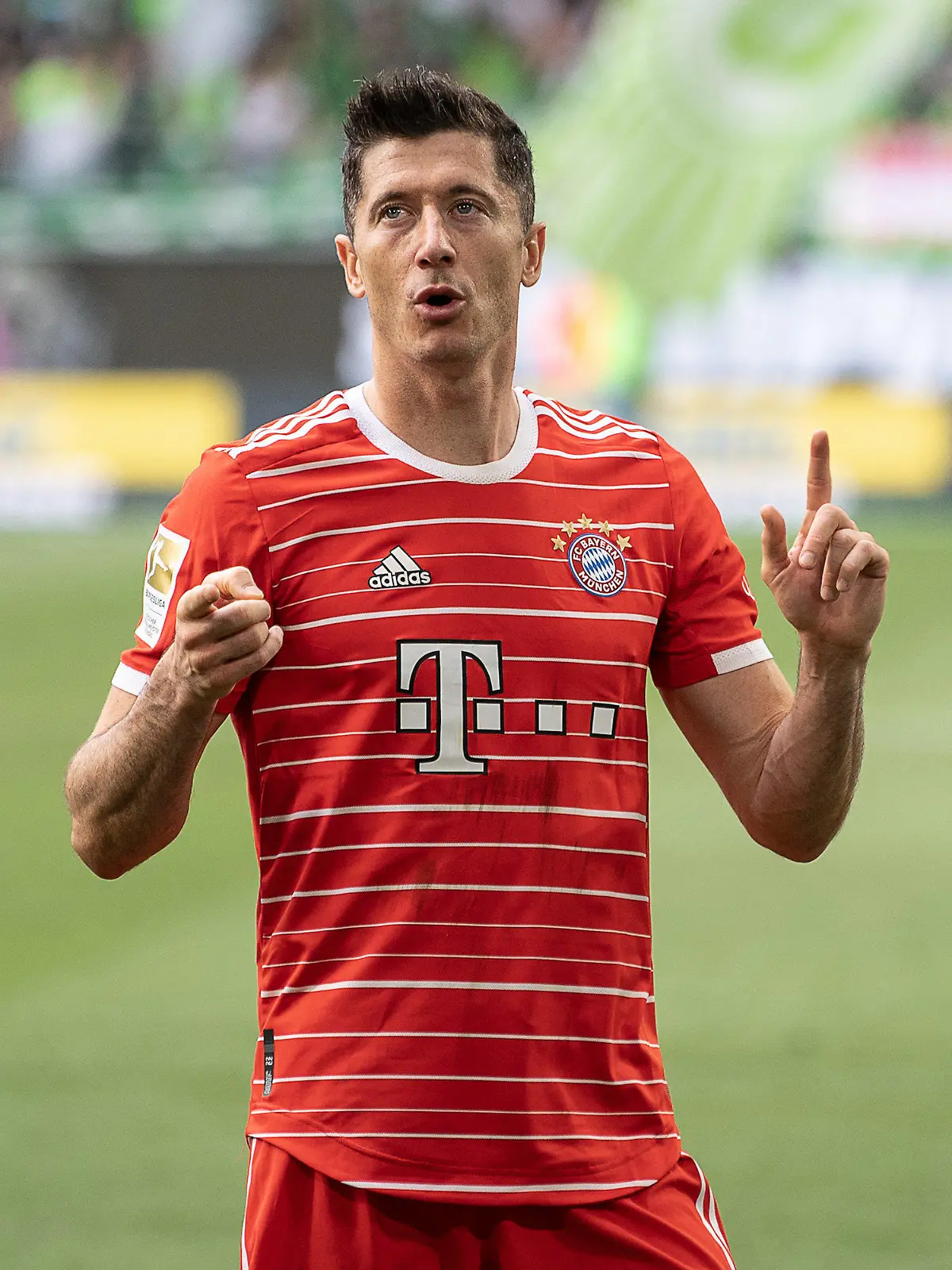 ARCHIV - 14.05.2022, Niedersachsen, Wolfsburg: Fußball: Bundesliga, VfL Wolfsburg - Bayern München, 34. Spieltag, Volkswagen Arena. Münchens Robert Lewandowski steht nach dem Spiel auf dem Platz. (zu dpa: «Lewandowski erneuert Wechselwunsch: «Ich will mehr Emotionen»») Foto: Swen Pförtner/dpa +++ dpa-Bildfunk +++