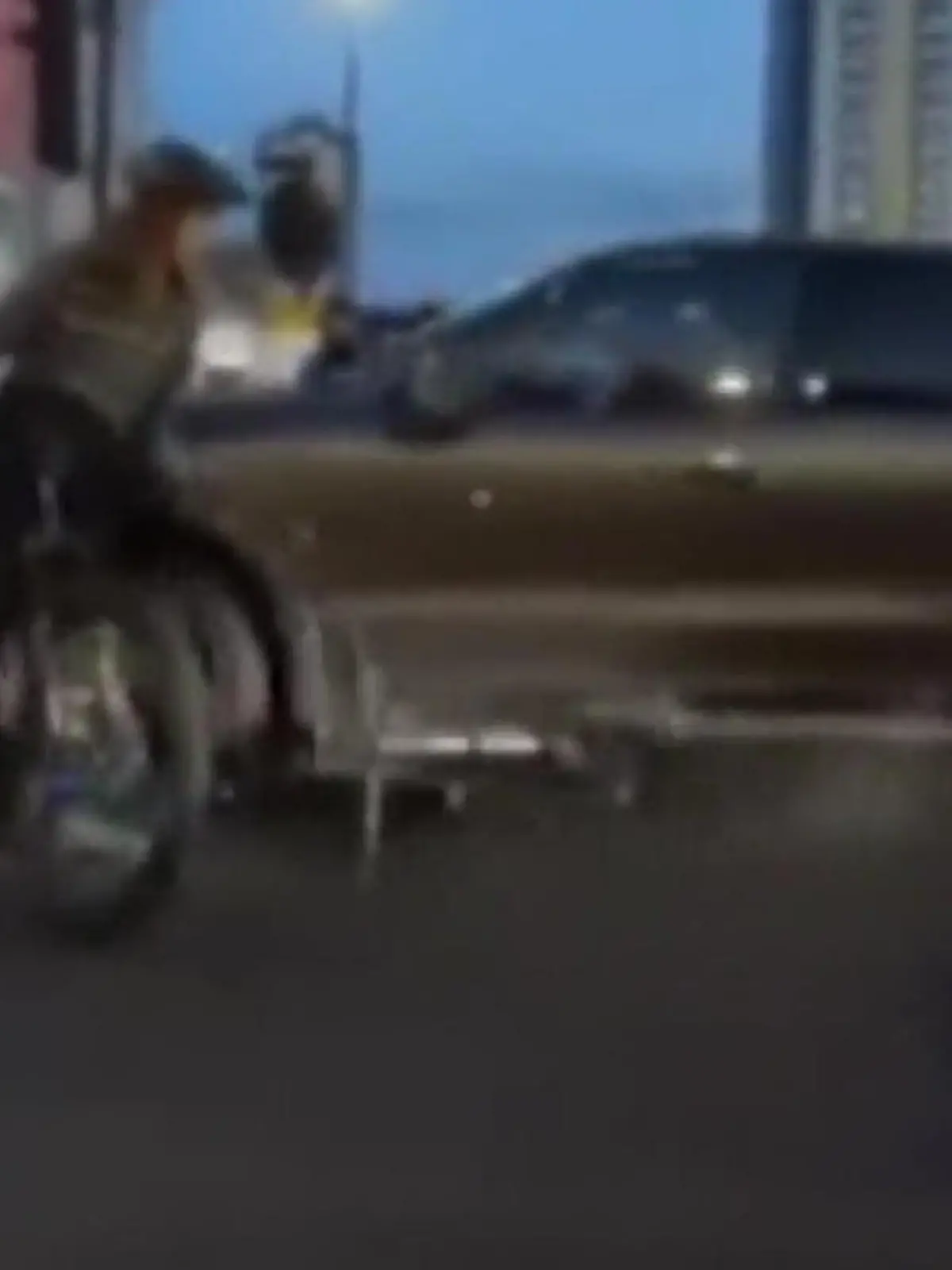 Eine Gruppe Fahrradaktivisten blockiert eine Straße im Süden Londons. Sie protestieren für das Klima und halten teils den Verkehr auf. Zuviel für den Fahrer, der erst kurz zuücksetzt und dann Gas gibt - zum Glück wird niemand verletzt.