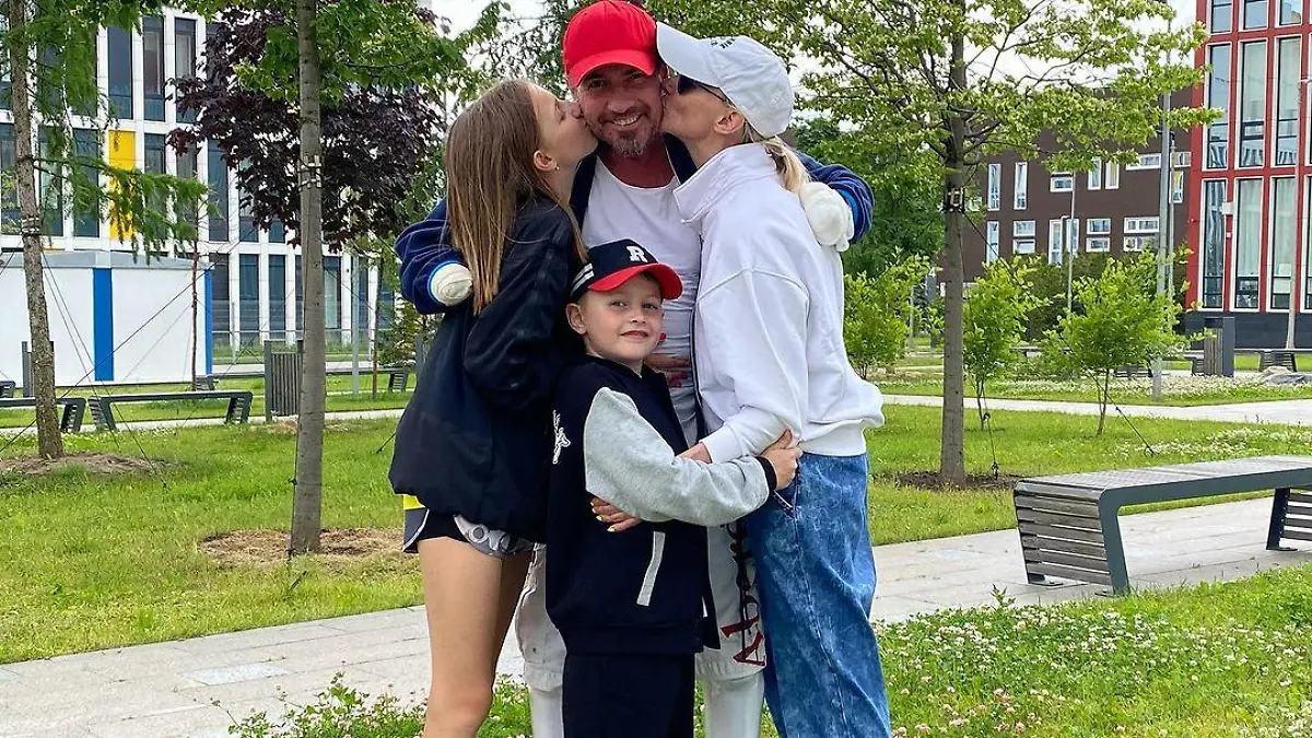 Roman Kostomarwo mit seiner Frau Oksana Domnina und seinen zwei Kindern.