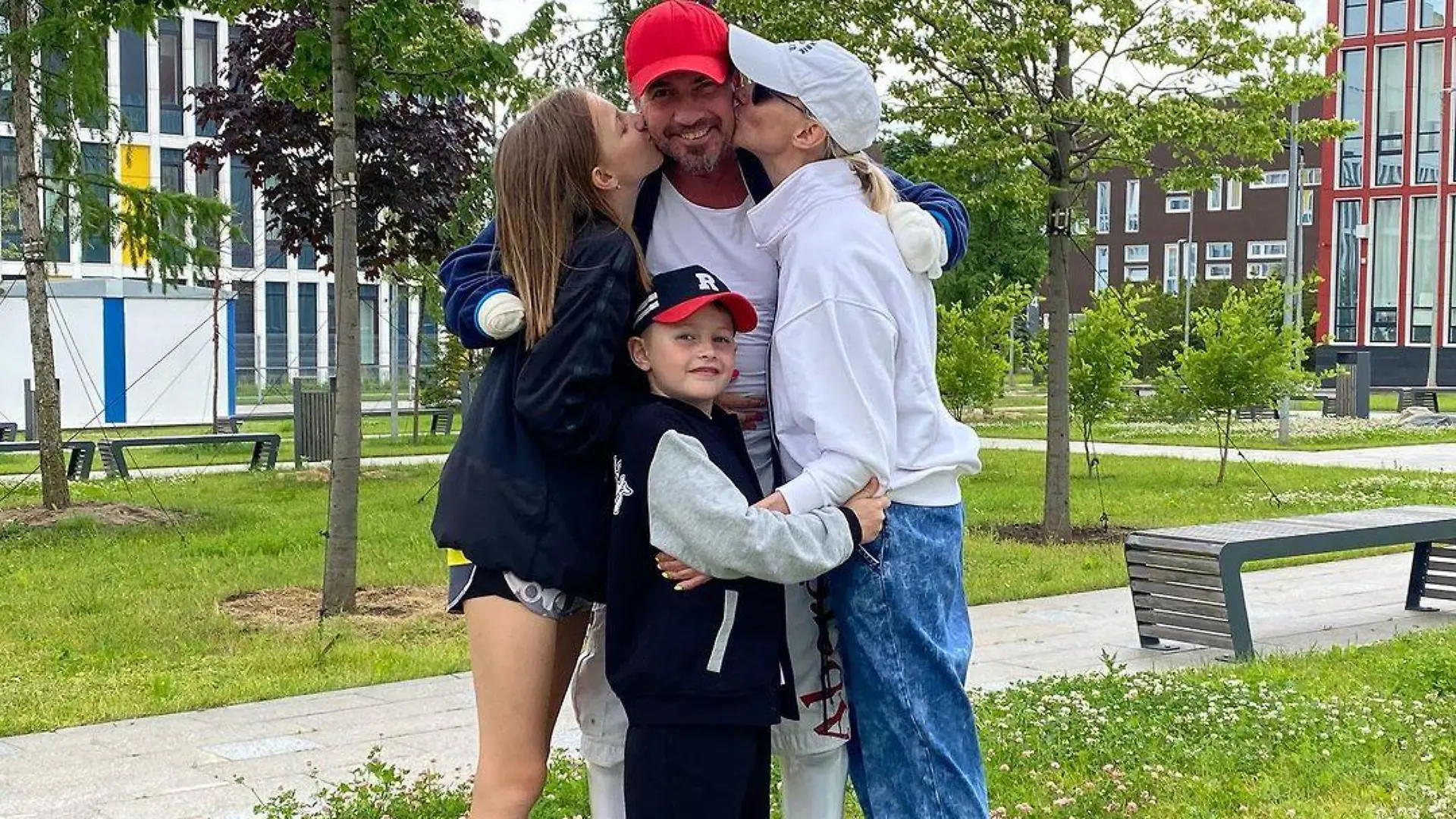 Roman Kostomarwo mit seiner Frau Oksana Domnina und seinen zwei Kindern.