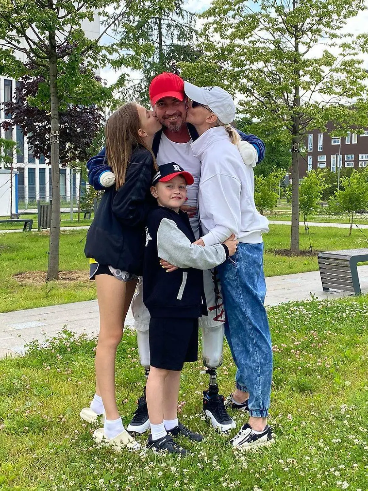 Roman Kostomarwo mit seiner Frau Oksana Domnina und seinen zwei Kindern.