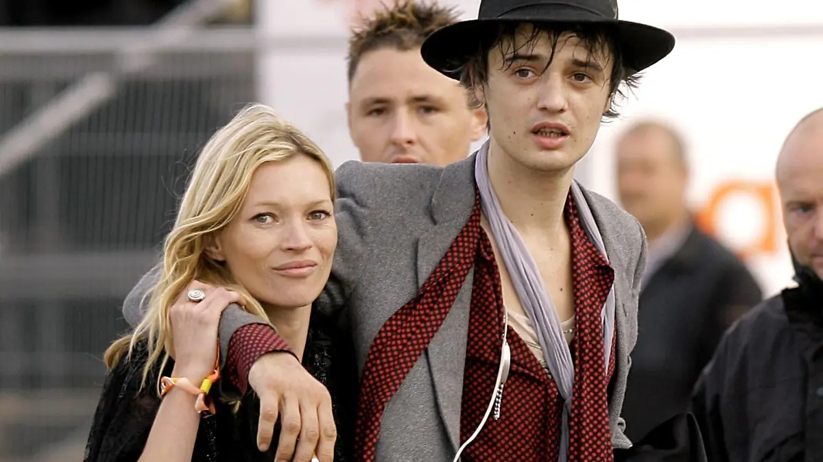 Glastonbury Festival 2007. Pete Doherty and Kate Moss at the 2007 Glastonbury Festival at Worthy Farm in Pilton, Somerset. Picture date: Saturday 23 June, 2007. The festival has been going 27 years and is now the largest music festival in Europe. Photo credit should read: Yui Mok/PA Wire URN:4777362 +++(c) dpa - Report+++