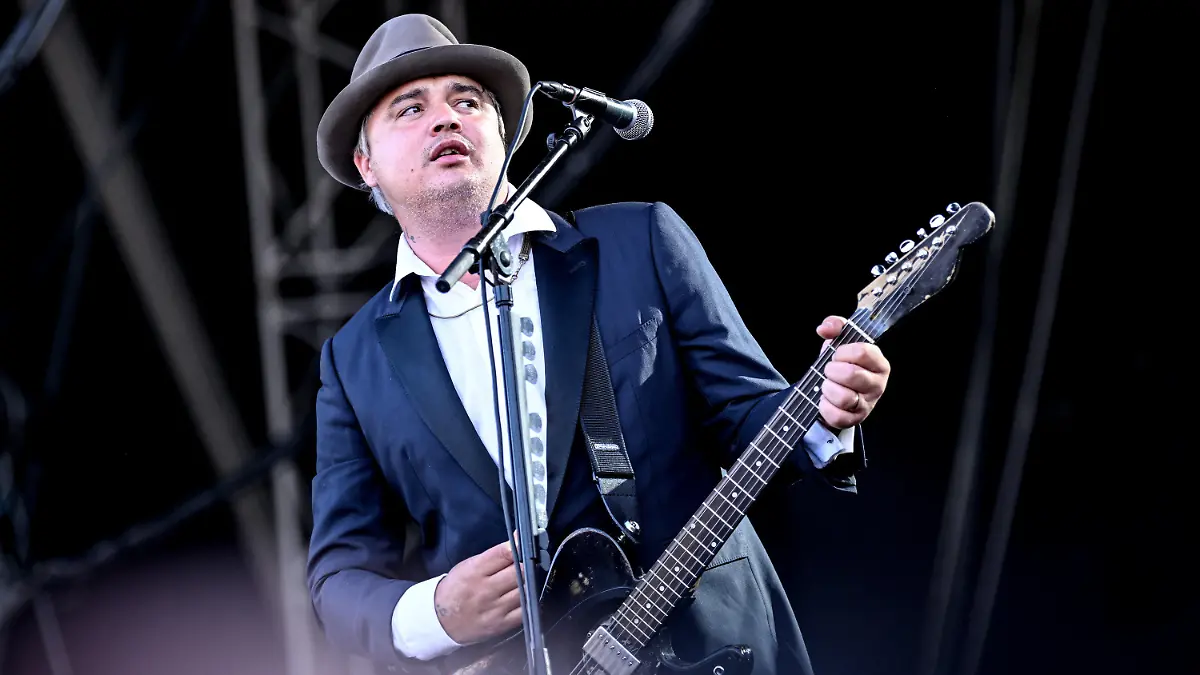 10.06.2022, Berlin: Der Musiker Pete Doherty der englischen Band The Libertines steht beim Tempelhof-Sounds Festival auf dem Gelände des ehemaligen Flughafen Berlin Tempelhof auf der Bühne. Foto: Britta Pedersen/dpa +++ dpa-Bildfunk +++