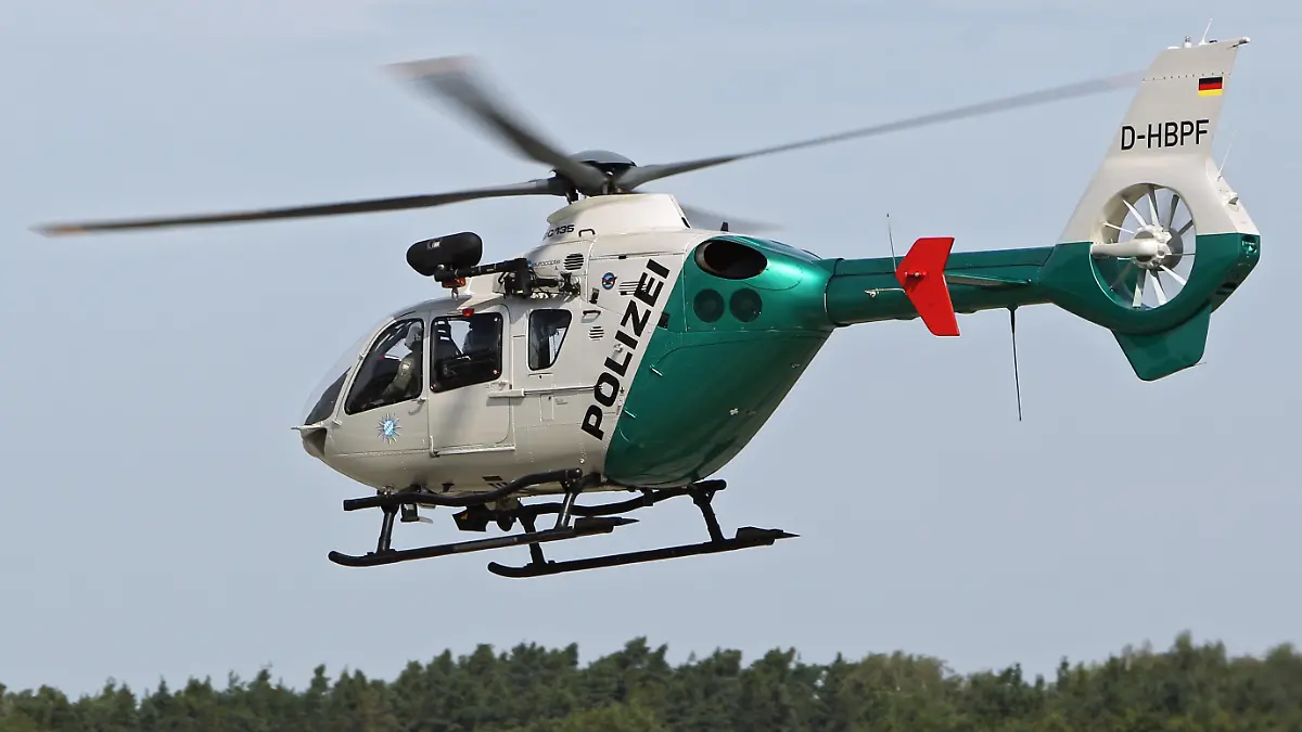 Ein Polizeihubschrauber des Typs EC 135 P2+ fliegt am 11.08.2011 über dem Gelände der Otto-Lilienthal-Kaserne in Roth (Mittelfranken). Die Polizeihubschrauberstaffel Bayern hat einen ihrer Standorte auf dem Kasernenen-Gelände in Roth. Sie besitzt, nach eigenen Angaben, derzeit eine der weltweit modernsten Hubschrauberflotten. An den Standorten Roth und München stehen insgesamt acht Hubschrauber des Typs EC 135 P2+. Foto: Daniel Karmann dpa/lby