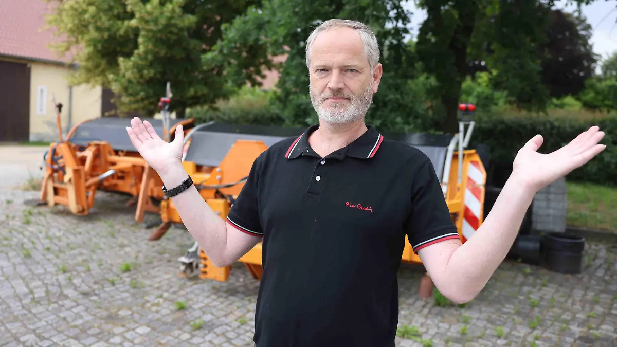 Datum: 13.06.22 / Ort: Nostitz

Im Bild: Maik Wobst, Kommiss. Leiter der Straßenmeisterei ist zum Bürgermeister von Königshain gewählt worden, obwohl er sich gar nicht um das Amt beworben hatte.