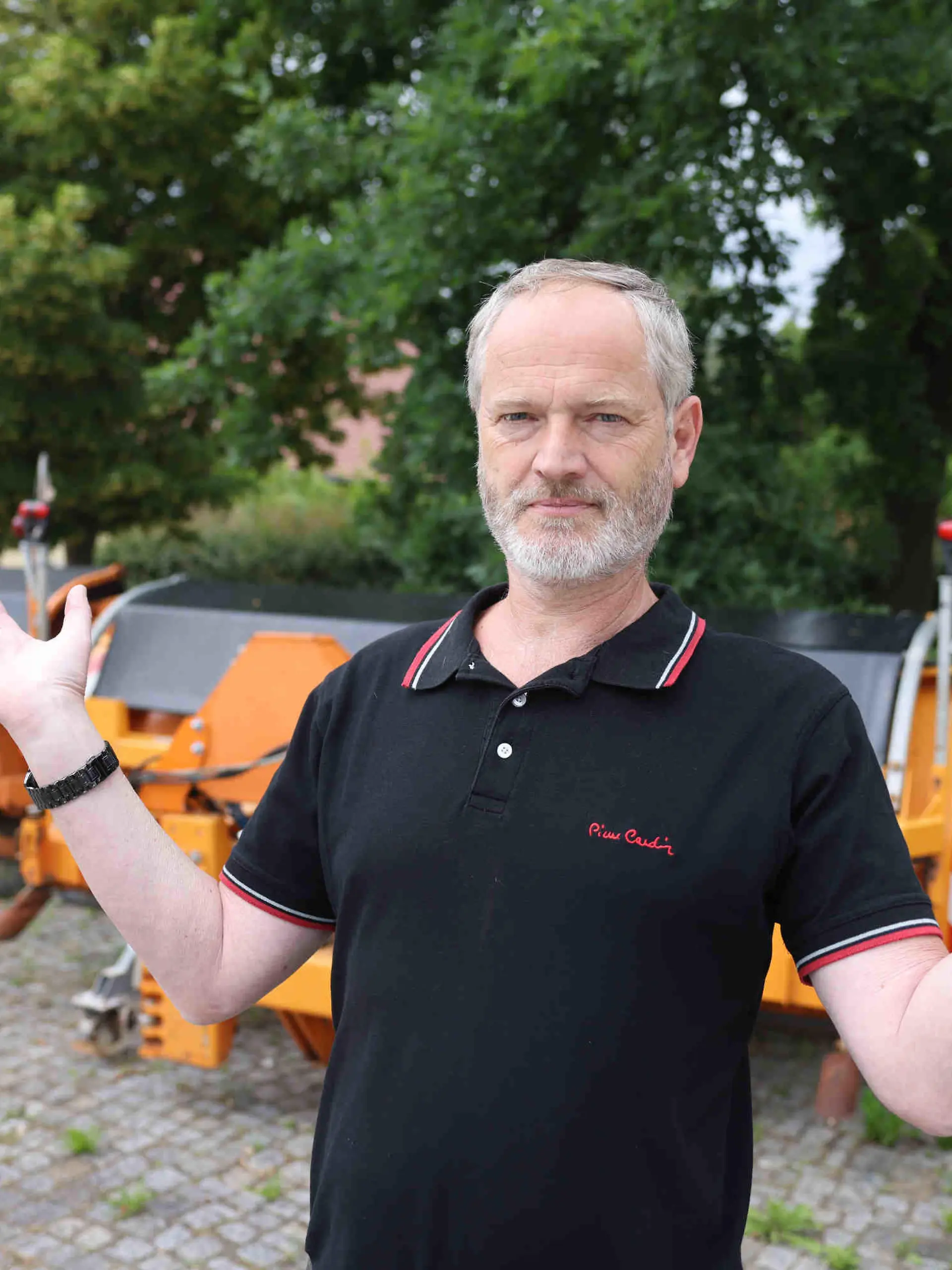 Datum: 13.06.22 / Ort: Nostitz

Im Bild: Maik Wobst, Kommiss. Leiter der Straßenmeisterei ist zum Bürgermeister von Königshain gewählt worden, obwohl er sich gar nicht um das Amt beworben hatte.