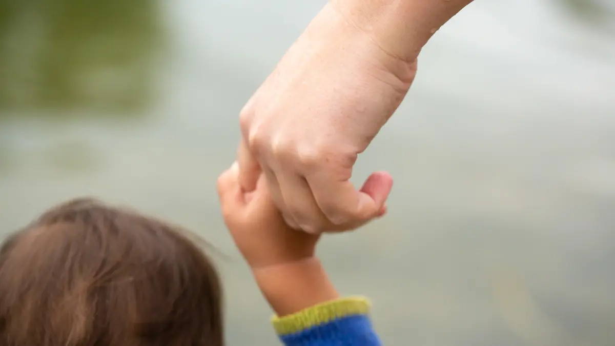ARCHIV - 01.07.2023, Berlin: ILLUSTRATION - Eine Mutter hält ihr Kind an der Hand. (zu dpa: «Diakonie stellt Studie zu Folgen von Kinderarmut vor») Foto: Fernando Gutierrez-Juarez/dpa +++ dpa-Bildfunk +++