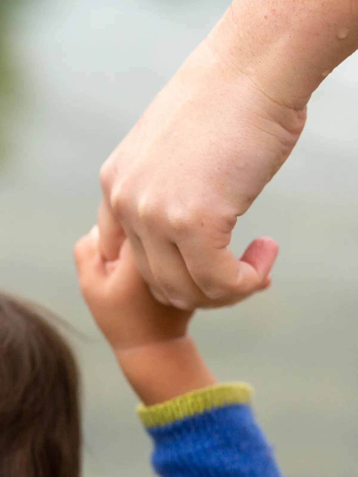 ARCHIV - 01.07.2023, Berlin: ILLUSTRATION - Eine Mutter hält ihr Kind an der Hand. (zu dpa: «Diakonie stellt Studie zu Folgen von Kinderarmut vor») Foto: Fernando Gutierrez-Juarez/dpa +++ dpa-Bildfunk +++