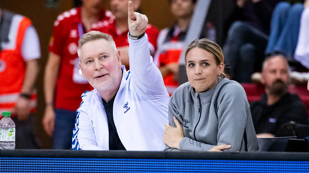 ARCHIV - 10.05.2023, Baden-Württemberg, Stuttgart: Volleyball, Frauen: Bundesliga, MTV Stuttgart - SC Potsdam, Meisterschaftsrunde, Finale, 3. Spieltag, Scharrena Stuttgart. Stuttgarts Trainer Tore Aleksandersen (l) sitzt neben der Sportlichen Leiterin Kim Oszvald-Renkema. Seit Freitag ist der Kader des Clubs für die kommende Saison komplett. (zu dpa: «Kader komplett: Serbin verstärkt Stuttgarts Volleyballerinnen») Foto: Tom Weller/dpa +++ dpa-Bildfunk +++