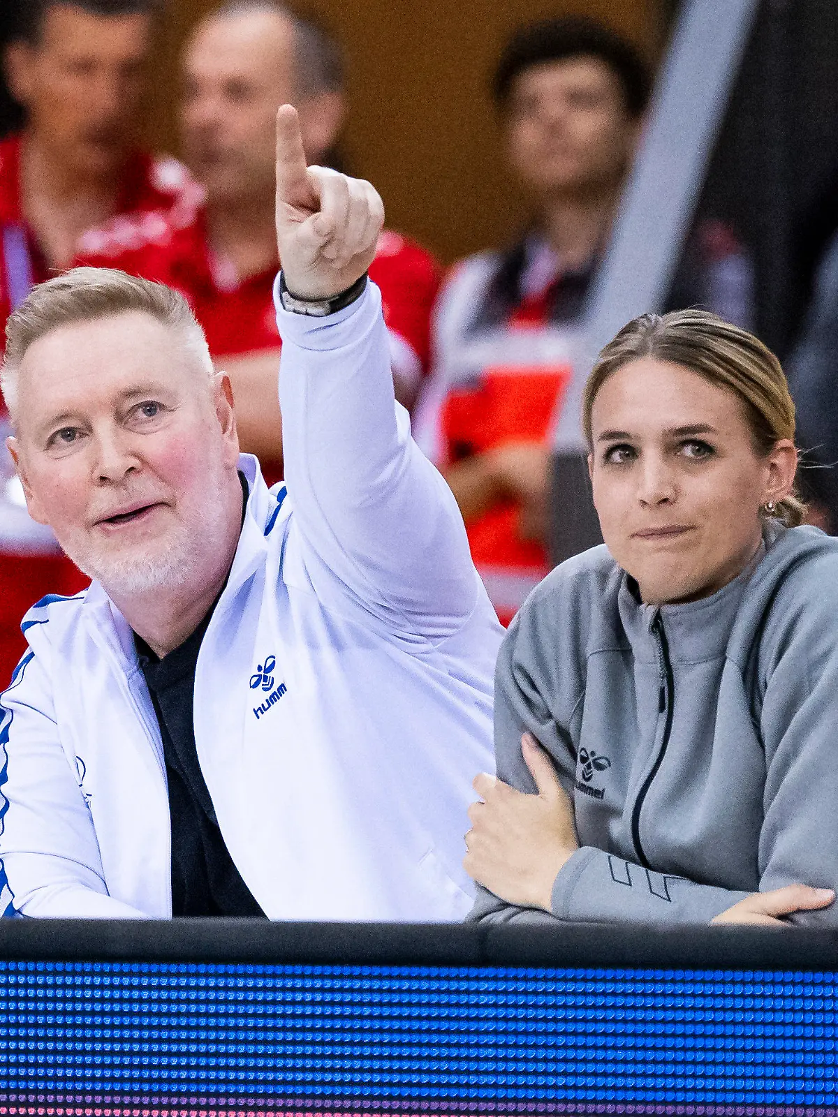 ARCHIV - 10.05.2023, Baden-Württemberg, Stuttgart: Volleyball, Frauen: Bundesliga, MTV Stuttgart - SC Potsdam, Meisterschaftsrunde, Finale, 3. Spieltag, Scharrena Stuttgart. Stuttgarts Trainer Tore Aleksandersen (l) sitzt neben der Sportlichen Leiterin Kim Oszvald-Renkema. Seit Freitag ist der Kader des Clubs für die kommende Saison komplett. (zu dpa: «Kader komplett: Serbin verstärkt Stuttgarts Volleyballerinnen») Foto: Tom Weller/dpa +++ dpa-Bildfunk +++