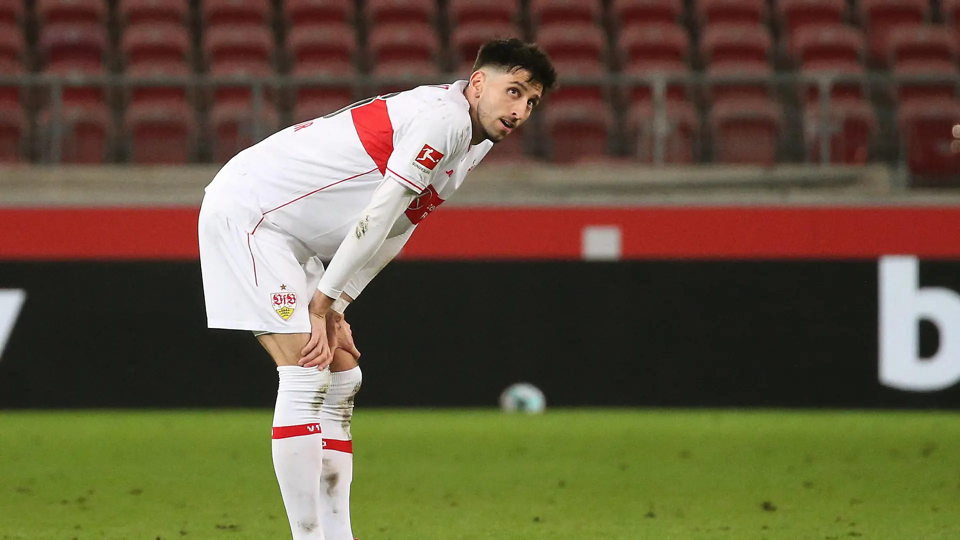 21.04.2021, Deutschland, Stuttgart, Fußball Bundesliga, VfB Stuttgart vs. VfL Wolfsburg: Atakan Karazor VfB enttäuscht vor leeren Zuschauerrängen Gemäß den Vorgaben der DFL Deutsche Fußball Liga ist es untersagt, in dem Stadion und/oder vom Spiel angefertigte Fotoaufnahmen in Form von Sequenzbildern und/oder videoähnlichen Fotostrecken zu verwerten bzw. verwerten zu lassen. *** 21 04 2021, Germany, Stuttgart, Football Bundesliga, VfB Stuttgart vs VfL Wolfsburg Atakan Karazor VfB disappointed in front of empty crowds According to the regulations of the DFL Deutsche Fußball Liga, it is forbidden to exploit or have exploited photographs taken in the stadium and or from the game in the form of sequence pictures and or video-like photo series