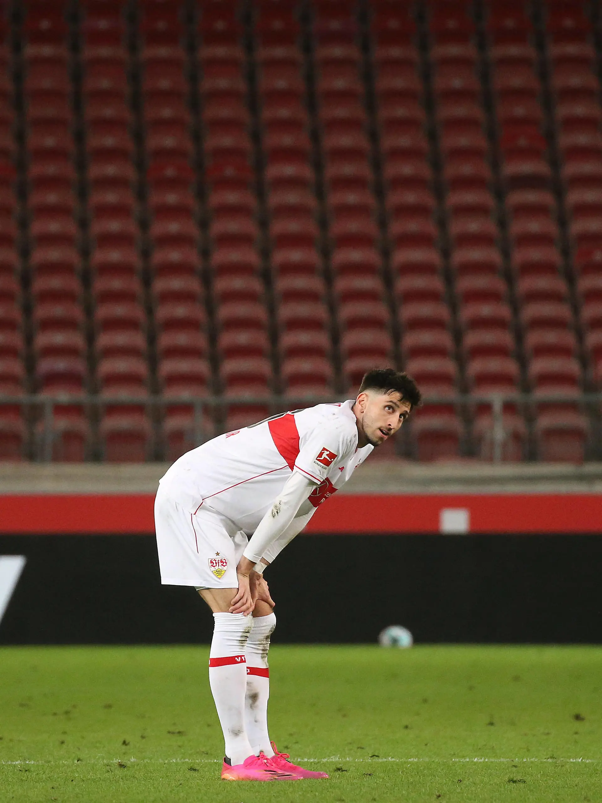  21.04.2021, Deutschland, Stuttgart, Fußball Bundesliga, VfB Stuttgart vs. VfL Wolfsburg: Atakan Karazor VfB enttäuscht vor leeren Zuschauerrängen Gemäß den Vorgaben der DFL Deutsche Fußball Liga ist es untersagt, in dem Stadion und/oder vom Spiel angefertigte Fotoaufnahmen in Form von Sequenzbildern und/oder videoähnlichen Fotostrecken zu verwerten bzw. verwerten zu lassen. *** 21 04 2021, Germany, Stuttgart, Football Bundesliga, VfB Stuttgart vs VfL Wolfsburg Atakan Karazor VfB disappointed in front of empty crowds According to the regulations of the DFL Deutsche Fußball Liga, it is forbidden to exploit or have exploited photographs taken in the stadium and or from the game in the form of sequence pictures and or video-like photo series