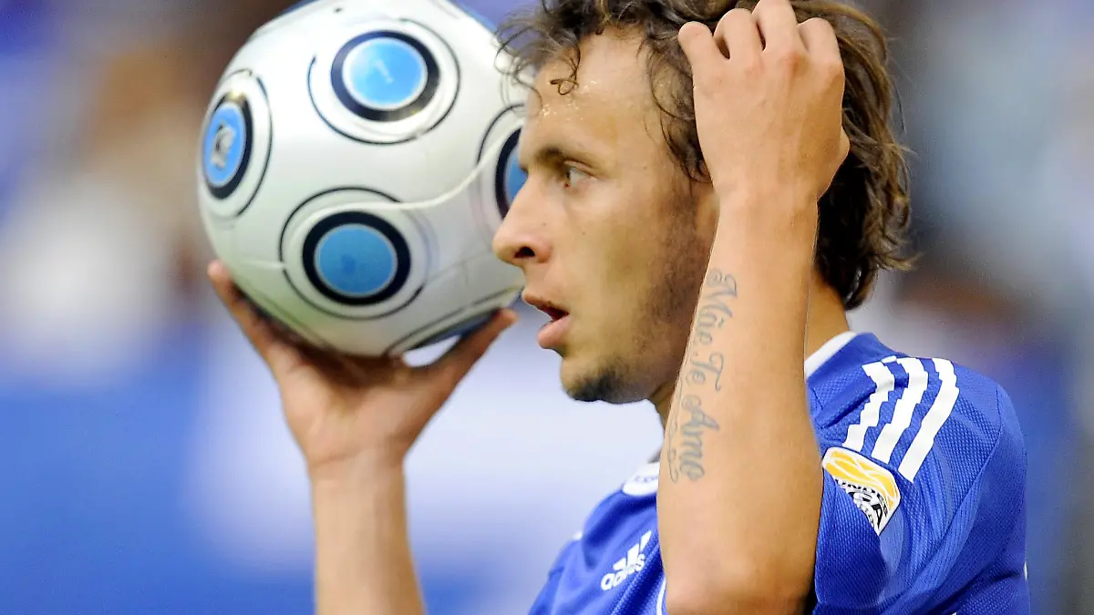 ARCHIV - Der Schalker Rafinha beim Einwurf im Spiel FC Schalke 04 gegen SC Freiburg in Gelsenkirchen (Archivfoto vom 29.08.2009). Der Fußball-Bundesligist FC Schalke 04 wartet weiter auf die Rückkehr von Rafinha. Der brasilianische Rechtsverteidiger, der von Trainer Felix Magath Ende August Sonderurlaub für den Besuch seiner Familie in seiner Heimat bekommen hatte, ist nicht wie erwartet zum Training am Mittwochnachmittag in Gelsenkirchen erschienen. Foto: Achim Scheidemann dpa/lnw (zu dpa 0931 vom 16.09.2009) +++(c) dpa - Bildfunk+++
