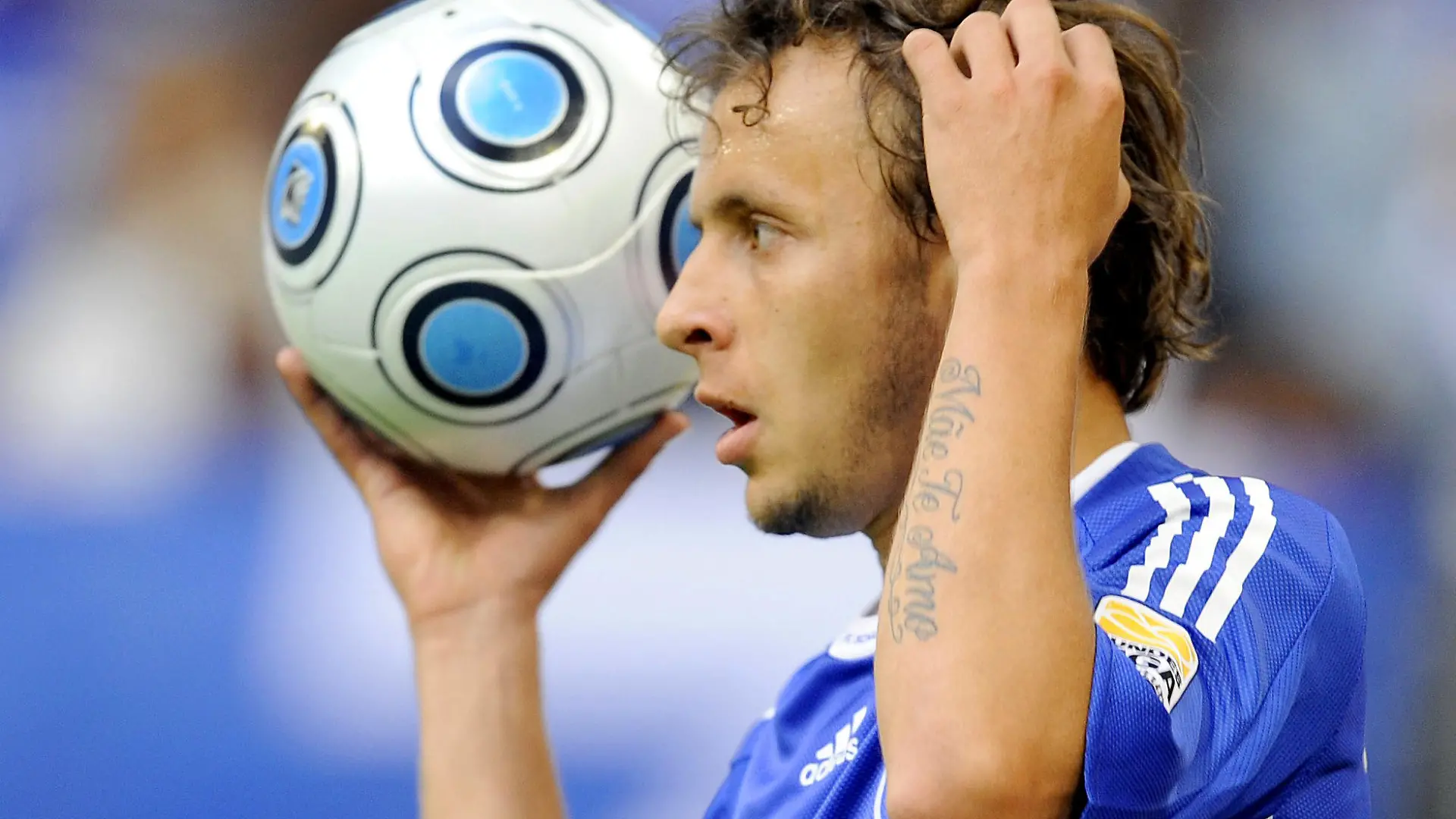 ARCHIV - Der Schalker Rafinha beim Einwurf im Spiel FC Schalke 04 gegen SC Freiburg in Gelsenkirchen (Archivfoto vom 29.08.2009). Der Fußball-Bundesligist FC Schalke 04 wartet weiter auf die Rückkehr von Rafinha. Der brasilianische Rechtsverteidiger, der von Trainer Felix Magath Ende August Sonderurlaub für den Besuch seiner Familie in seiner Heimat bekommen hatte, ist nicht wie erwartet zum Training am Mittwochnachmittag in Gelsenkirchen erschienen. Foto: Achim Scheidemann dpa/lnw (zu dpa 0931 vom 16.09.2009) +++(c) dpa - Bildfunk+++