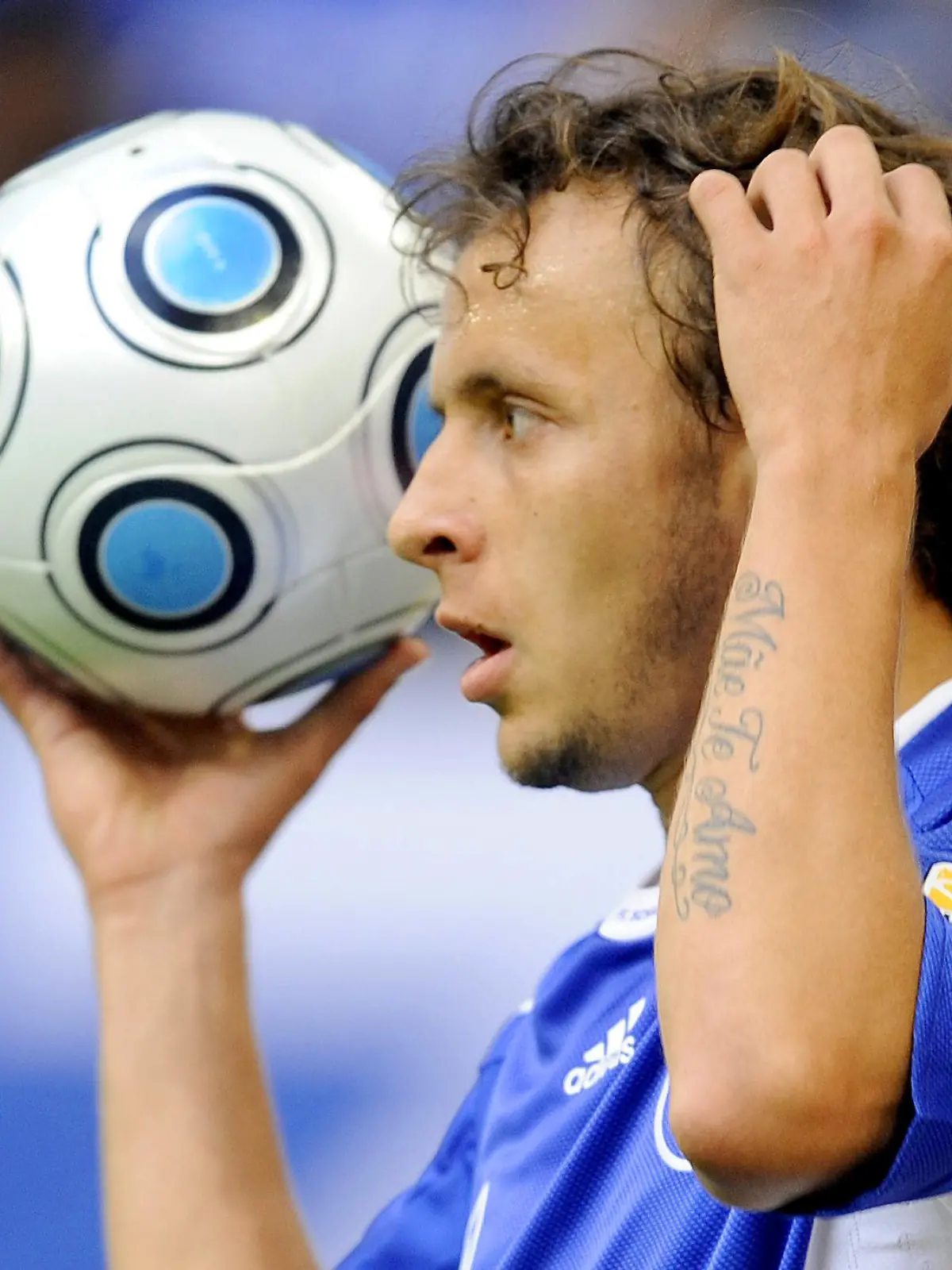 ARCHIV - Der Schalker Rafinha beim Einwurf im Spiel FC Schalke 04 gegen SC Freiburg in Gelsenkirchen (Archivfoto vom 29.08.2009). Der Fußball-Bundesligist FC Schalke 04 wartet weiter auf die Rückkehr von Rafinha. Der brasilianische Rechtsverteidiger, der von Trainer Felix Magath Ende August Sonderurlaub für den Besuch seiner Familie in seiner Heimat bekommen hatte, ist nicht wie erwartet zum Training am Mittwochnachmittag in Gelsenkirchen erschienen. Foto: Achim Scheidemann dpa/lnw (zu dpa 0931 vom 16.09.2009)  +++(c) dpa - Bildfunk+++