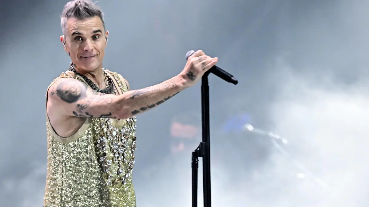 Vieilles Charrues - Robbie Williams Robbie Williams performing live on stage during festival Les Vieilles Charrues in Carhaix, France on July 13, 2023. Photo by ABACAPRESS.COM Carhaix France PUBLICATIONxNOTxINxFRAxESPxUKxUSAxBELxPOL Copyright: xABACAx 860634_018 ABACAx 860634_018