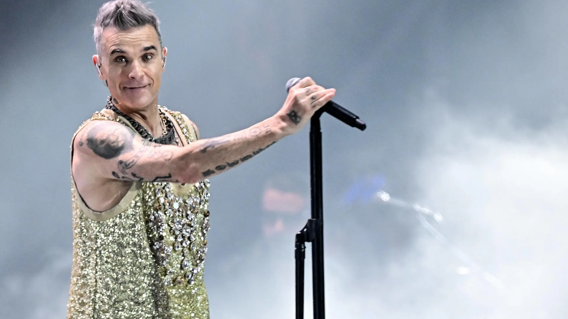Vieilles Charrues - Robbie Williams Robbie Williams performing live on stage during festival Les Vieilles Charrues in Carhaix, France on July 13, 2023. Photo by ABACAPRESS.COM Carhaix France PUBLICATIONxNOTxINxFRAxESPxUKxUSAxBELxPOL Copyright: xABACAx 860634_018 ABACAx 860634_018
