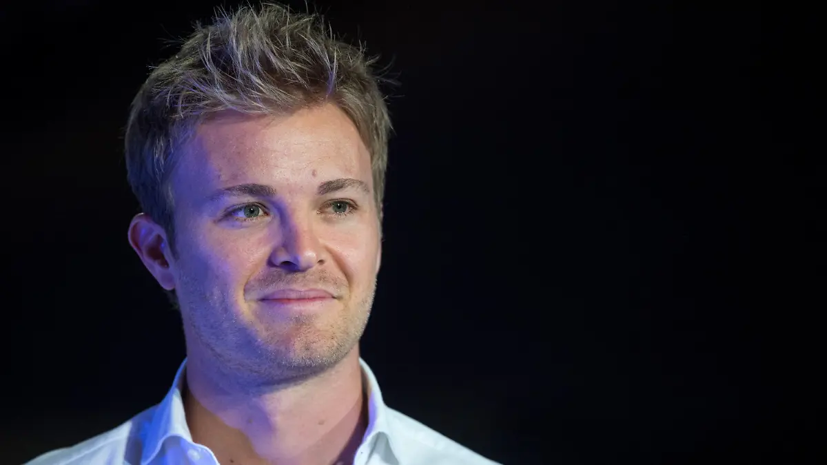 ARCHIV - Der ehemalige Formel-1-Fahrer Nico Rosberg steht am 21.08.2017 im Mercedes-Benz Museum in Stuttgart (Baden-Württemberg). Der zurückgetretene Formel-1-Weltmeister Nico Rosberg gehört künftig zum Berater-Team des Rennfahrers R. Kubica. Das bestätigte sein Sprecher Nolte am 15.09.2017 der dpa. (zu dpa-Meldung: «Zurückgetretener Weltmeister Rosberg wird Kubica-Berater» vom 15.09.2017) Foto: Sebastian Gollnow/dpa +++(c) dpa - Bildfunk+++