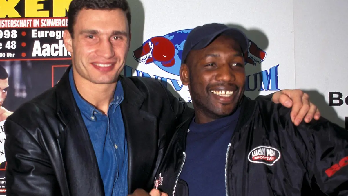 Bildnummer: 00494206  Datum: 18.04.1998  Copyright: imago/Nordiek
Vitali Klitschko (li., Ukraine) mit Julius Francis (England); Witali, Klitchko, Klitshko, Klichko, hoch, Umarmung, umarmen, shakehands, shake hands, Lächeln Boxsport 1998, Schwergewicht, Profiboxen, Boxprofi, Boxprofis, Profi, Profis, Vdia Aachen Harmonie Boxen   Herren Einzel Deutschland Gruppenbild optimistisch Randmotiv Personen