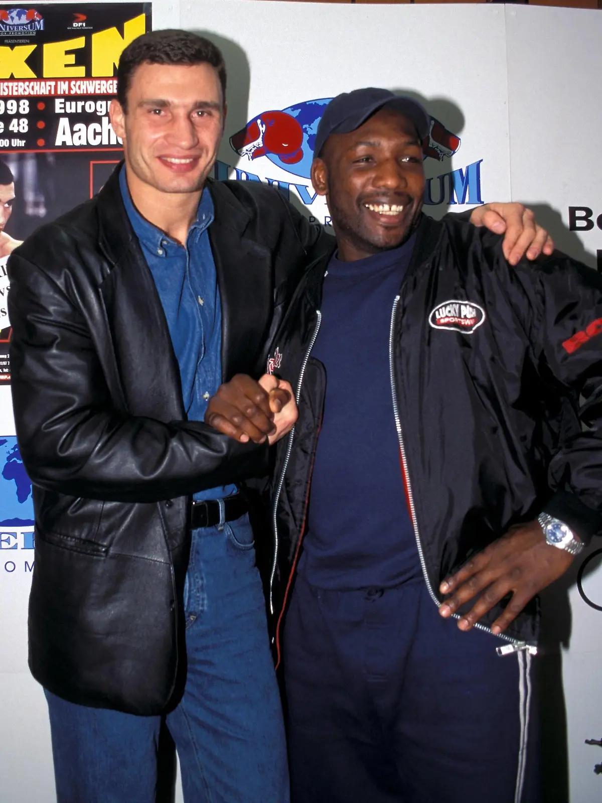 Bildnummer: 00494206  Datum: 18.04.1998  Copyright: imago/Nordiek
Vitali Klitschko (li., Ukraine) mit Julius Francis (England); Witali, Klitchko, Klitshko, Klichko, hoch, Umarmung, umarmen, shakehands, shake hands, Lächeln Boxsport 1998, Schwergewicht, Profiboxen, Boxprofi, Boxprofis, Profi, Profis, Vdia Aachen Harmonie Boxen   Herren Einzel Deutschland Gruppenbild optimistisch Randmotiv Personen