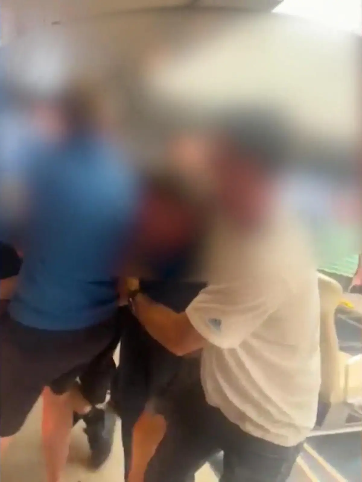 Entspannte Bootstour? Fehlanzeige! Auf dieser Fähre von Dublin nach Wales kommt es kurzerhand zu einer Massenschlägerei. Vier Männer gehen aus bisher unbekannten Gründen auf einen einzelnen Herren los, während Passanten und das Bordpersonal gemeinsam versuchen, das Ganze aufzulösen.