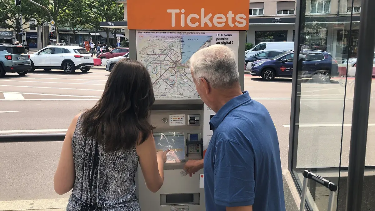 PRODUKTION - 29.06.2023, Schweiz, Genf: Sama Mamadova und Karim Hamza versuchen an einem Ticket-Automaten eine Fahrkarte zu erwerben. Das Phänomen kennt jeder: Man steht vor einem Fahrkartenautomaten und eine simple Fahrkarte zu erstehen ist kompliziert. Mit der Nervosität steigt der Frust und die Fluch-Lautstärke. (zu dpa «Monster Fahrkartenautomat: warum Ticketkaufen oft kompliziert ist») Foto: Christiane Oelrich/dpa +++ dpa-Bildfunk +++