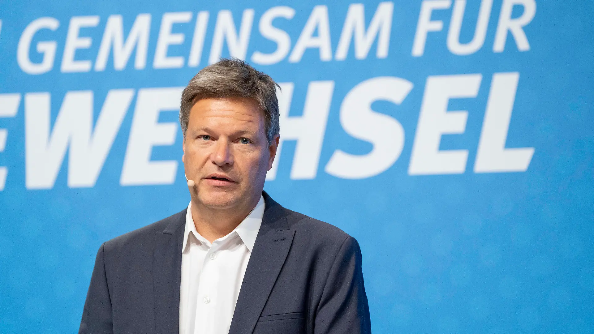 Energieeffizienz-Gipfel und Kampagnenpräsentation Energiewechsel Pressekonferenz und Startschuss neue Energiespar-Kampagne der Bundesregierung Robert Habeck, Bundeswirtschaftsminister -Energieeffizienz-Gipfel und Kampagnenpräsentation Energiewechsel Pressekonferenz und Startschuss neue Energiespar-Kampagne der Bundesregierung Robert Habeck, Bundeswirtschaftsminister -, Berlin Berlin Deutschland ewerk *** Energy Efficiency Summit and Campaign Presentation Energy Switch Press Conference and Launch New Energy Saving Campaign of the Federal Government Robert Habeck, Federal Minister of Economics Energy Efficiency Summit and Campaign Presentation Energy Switch Press Conference and Launch New Energy Saving Campaign of the Feder