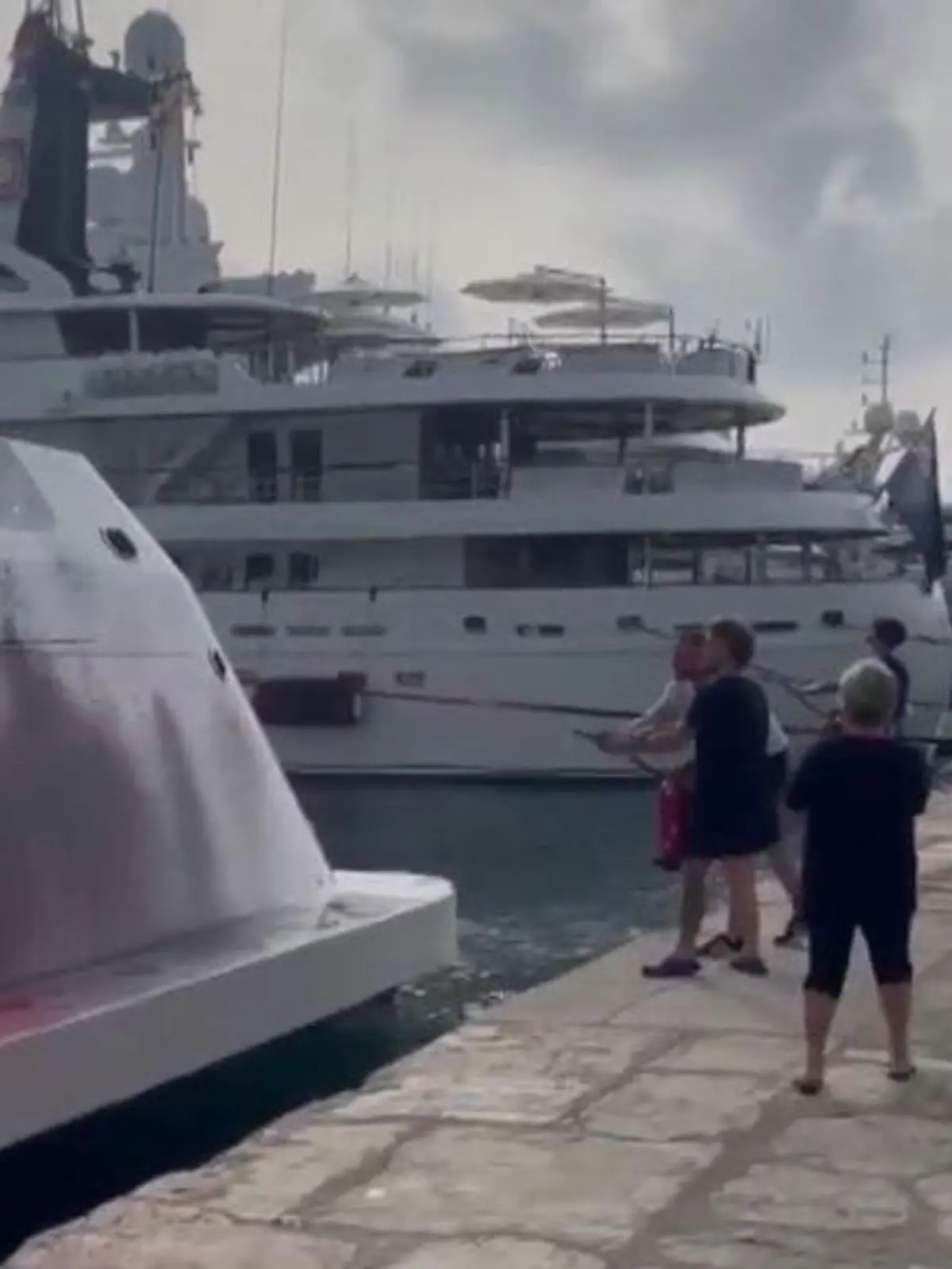 Plötzlich ist die schneeweiße Yacht rot und schwarz beschmiert!

Ibiza gilt als Hotspot für Millionäre und Milliardäre – kein Wunder also, dass im Hafen etliche Mega-Yachten parken. Den spanischen Klimaaktivisten der Gruppe Futuro Vegetal (Pflanzliche Zukunft), geht das aber mächtig gegen den Strich. Mit zwei farbgeladenen Feuerlöschern bewaffnet schleichen sich einige von ihnen auf das Hafengelände und knöpfen sich die „Kaos“ vor. Den kompletten Farbanschlag sehen Sie im Video.