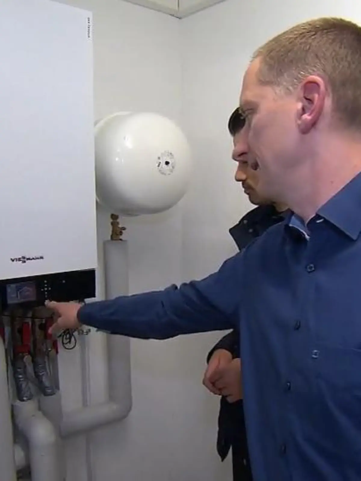 Seit dem Kriegsausbruch in der Ukraine, schießen die Preise für Öl und Gas in die Höhe. Vielen Hausbesitzern bereiten die steigenden Preise echtes Kopfzerbrechen und sie suchen nach Alternativen, um nicht mehr von fossilen Brennstoffen wie Öl und Gas, die auch aus Russland importiert werden, abhängig zu sein. Dieses Ziel hatte auch Peter Eitner aus dem hessischen Frankenberg, als er im letzten Jahr neu gebaut hat – und nun kann er voller Stolz sagen: „Wir haben es geschafft, mehr Strom zu erzeugen, als ich verbraucht habe." Denn er setzt auf eine Photovoltaik-Anlage – und beim Heizen auf eine Luft-Wasser-Wärmepumpe. Und genau um diese Wärmepumpen gibt es aktuell einen echten Hype. Mehr im Video.